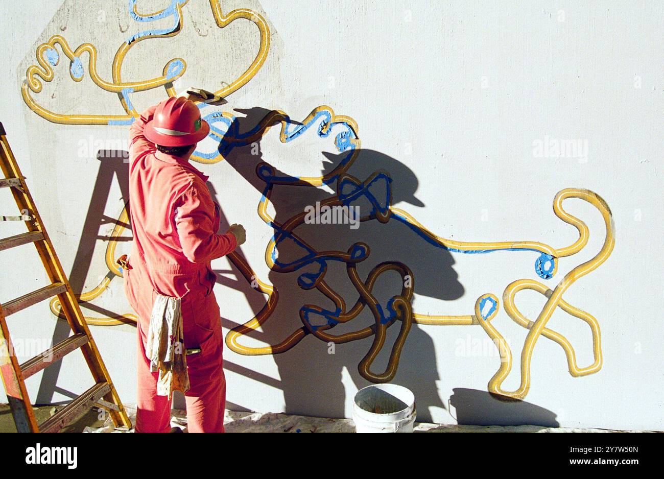 Antonio Salvana, avec le programme de gestion de graffiti de la ville de Palo Alto, effectue des travaux de retouche autour du «Bubble Man» au parc Hoover à Palo Alto, Calif. Banque D'Images