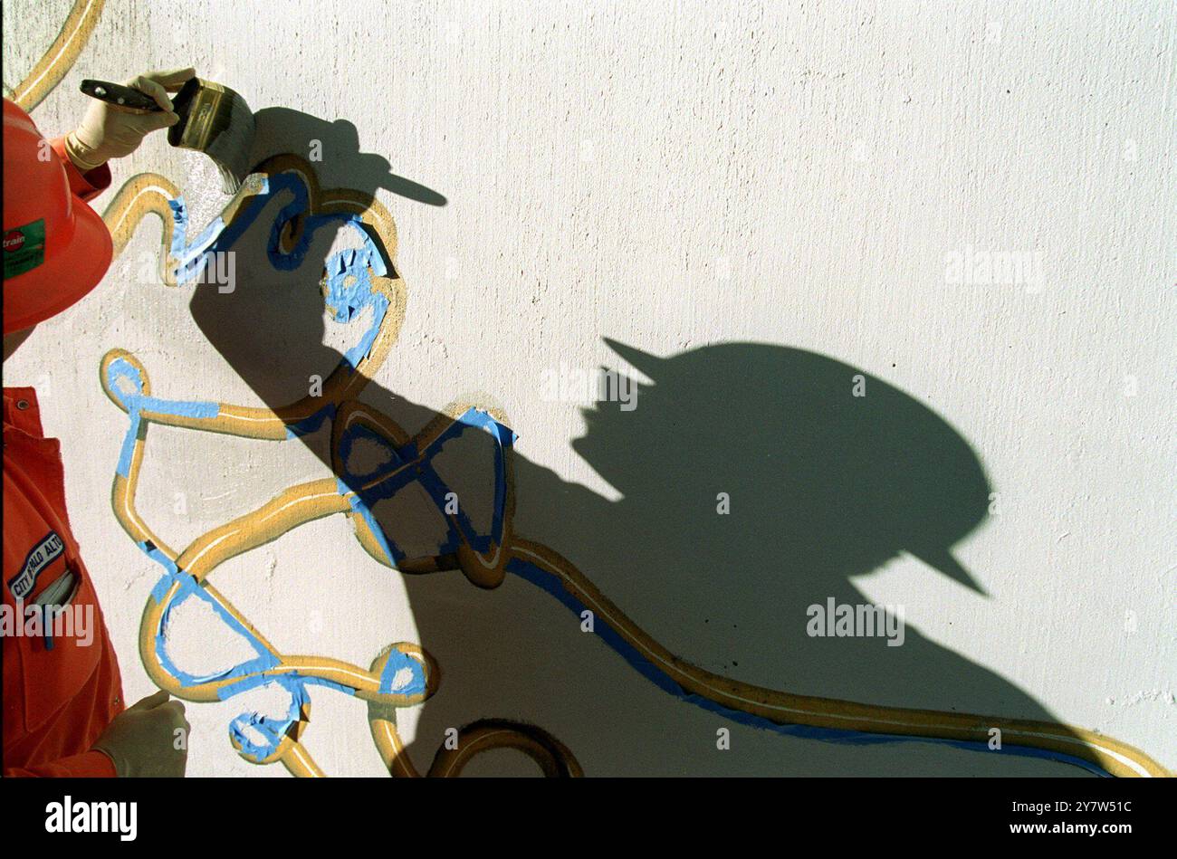 Antonio Salvana, avec le programme de gestion de graffiti de la ville de Palo Alto, effectue des travaux de retouche autour du «Bubble Man» au parc Hoover à Palo Alto, Calif. Banque D'Images