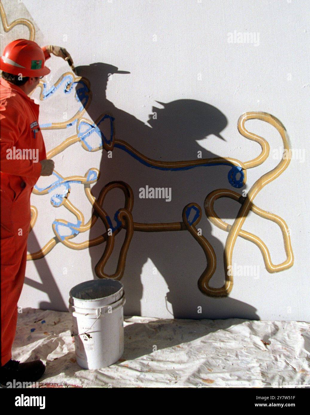 Antonio Salvana, avec le programme de gestion de graffiti de la ville de Palo Alto, effectue des travaux de retouche autour du «Bubble Man» au parc Hoover à Palo Alto, Calif. Banque D'Images
