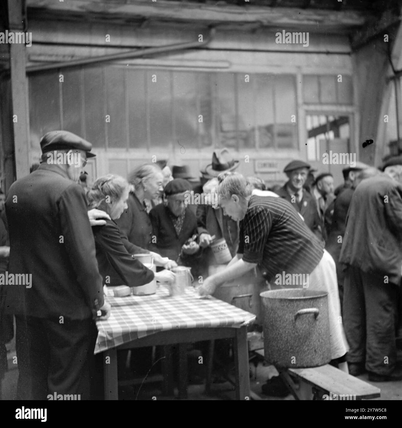 MADAME PETTELAT NOURRISSAIT LES PARISIENS PAUVRES SOUS OCCUPATION ALLEMANDE en commençant par quelques casseroles et poêles et une petite réserve de denrées alimentaires, Madame Blanche Pettelat ouvrit un centre d’alimentation communale à Paris lorsque les Allemands occupèrent la capitale et privèrent la population de ses besoins alimentaires minimaux. Les repas étaient fournis pour deux francs, et donnés aux nécessiteux pour rien. Son bon travail grandit au fur et à mesure que les années passaient, et lorsque les Alliés arrivèrent à Paris avec de nombreux approvisionnements en victuaires, une chaîne de centres communaux servait plus de 2 000 000 repas par an - et continuait de s'étendre. Maintenant que le relief a Banque D'Images