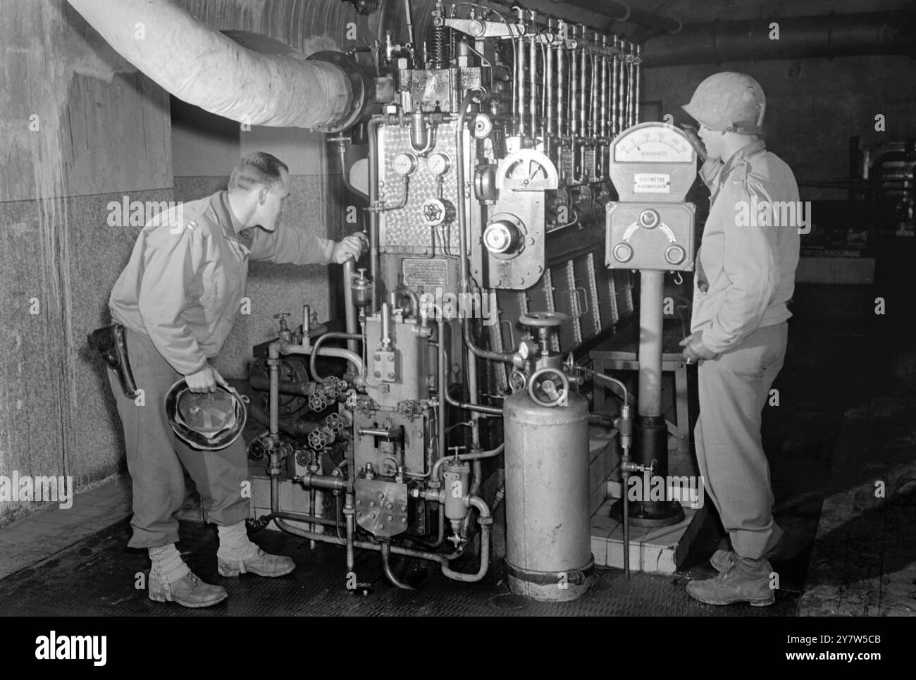 DANS LA LIGNE MAGINOT photos montre : Lieutenant Marion Wood. De Baxley Georgia, regarde un homme de maintenance français opérant un diesel qui fournissait de l'énergie aux canons de la ligne Maginot. 7 octobre 1944 Banque D'Images