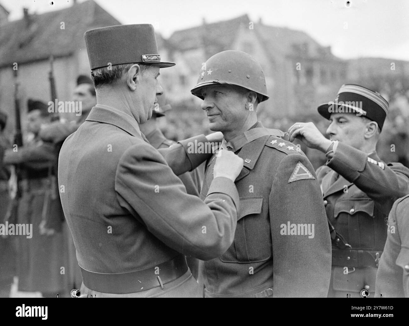 GÉNÉRAUX AMÉRICAINS HONORÉS PAR LE GÉNÉRAL DE GAULLE le général de GAULLE investit le major-général Alexander Patch commandant le cordon du commandant de la Légion d'honneur de la 7e armée américaine à Town Square , Sauvé le 13 février 1945 Banque D'Images