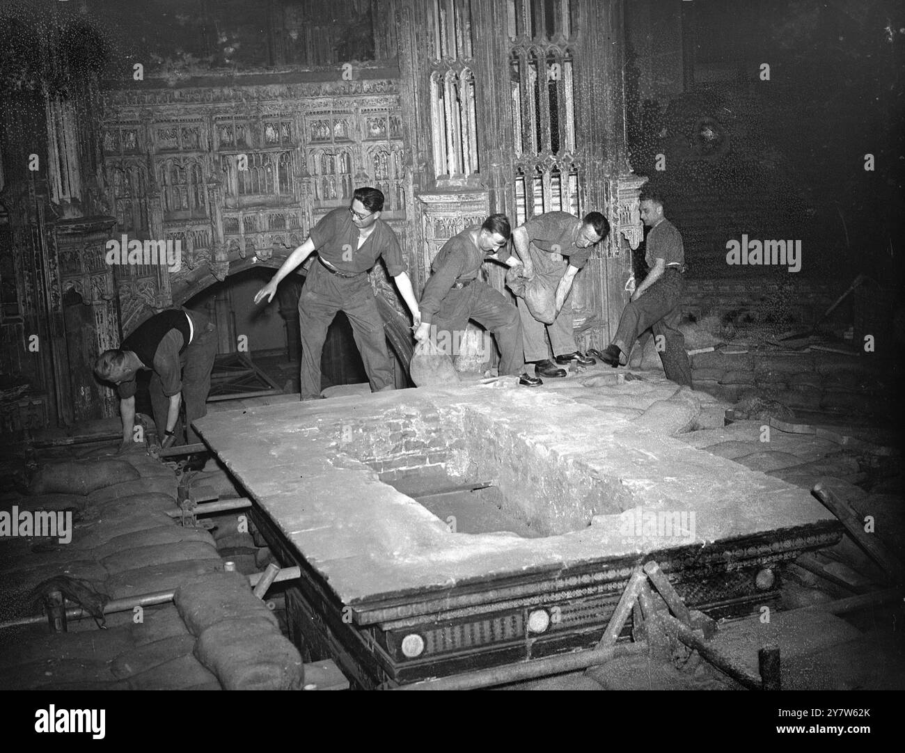 LONDRES GUÉRIT SES CICATRICES : LE TRAVAIL COMMENCE SUR L'ABBAYE DE WESTMINSTER le travail a commencé sur l'enlèvement de 80 000 sacs de sable qui protégeaient les monuments précieux de l'abbaye de Westminster, Londres et il est espéré que dans douze mois l'abbaye sera restaurée à son ancienne gloire. Les dégâts des raids aériens sont estimés à 135 000 £ mais des précautions efficaces contre les actions ennemies ont sauvé chaque caractéristique d'intérêt historique. Les vitraux les plus anciens ont été enlevés au début de la guerre, et le reste n'a pas été beaucoup endommagé, ils comprennent la maison du doyen, les cloîtres et les petits cloîtres et les bâtiments de l'école de Westminster an Banque D'Images