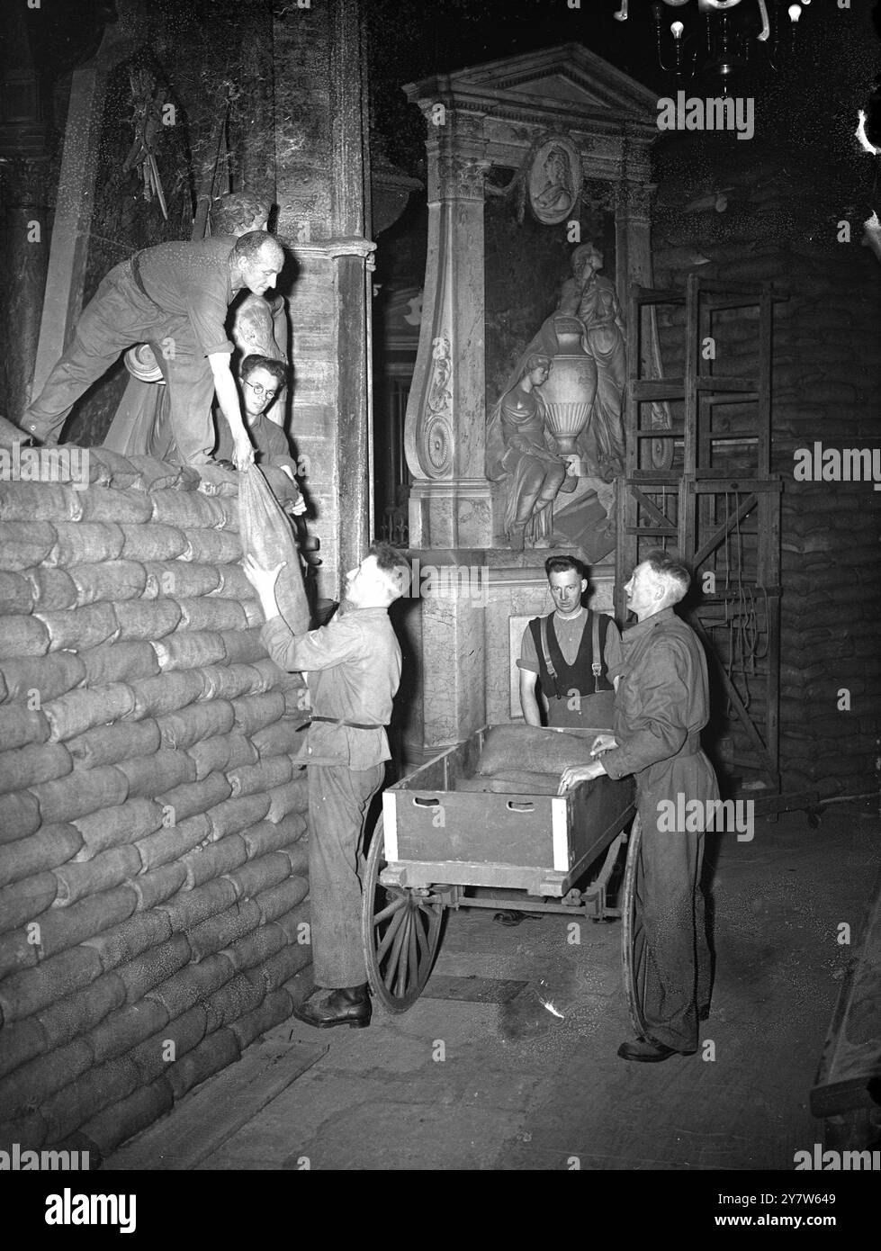 LONDRES GUÉRIT SES CICATRICES : LE TRAVAIL COMMENCE SUR L'ABBAYE DE WESTMINSTER le travail a commencé sur l'enlèvement de 80 000 sacs de sable qui protégeaient les monuments précieux de l'abbaye de Westminster, Londres et il est espéré que dans douze mois l'abbaye sera restaurée à son ancienne gloire. Les dégâts des raids aériens sont estimés à 135 000 £ mais des précautions efficaces contre les actions ennemies ont sauvé chaque caractéristique d'intérêt historique. Les vitraux les plus anciens ont été enlevés au début de la guerre, et le reste n'a pas été beaucoup endommagé, ils comprennent la maison du doyen, les cloîtres et les petits cloîtres et les bâtiments de l'école de Westminster an Banque D'Images