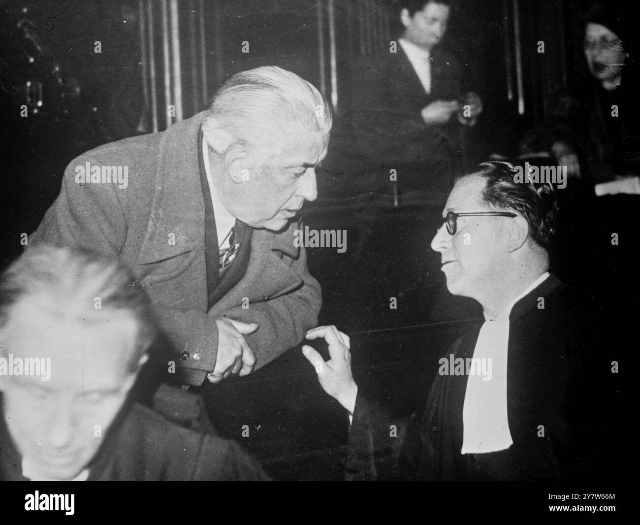 HENRI BERAUD CONDAMNÉ À MORT Un tribunal spécial de Paris a prononcé une sentence de mort sur Henri Beraud, collaborateur et écrivain français dont les articles dans Gringoire pendant l'occupation allemande de la France étaient notoires pour leurs attaques amères contre la Grande-Bretagne et le général de Gaulle. Beraud a saisi la Cour de cassation. Photos : après avoir reçu la peine de mort Henri Beraud charge son avocat M Albert Naud de faire appel à la Cour de cessation. 6 janvier 1945 Banque D'Images