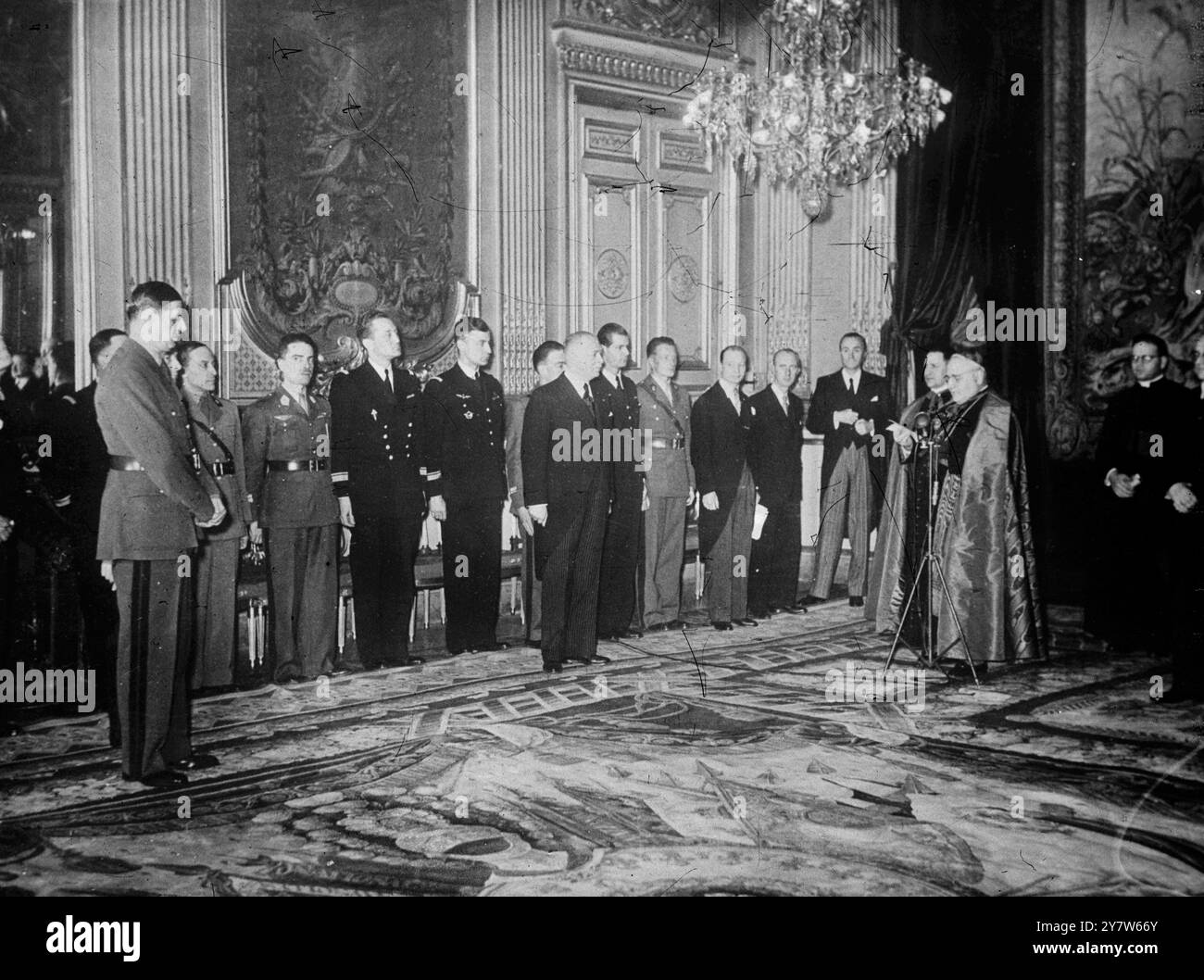 LE NONCE PAPAL PRÉSENTE SES LETTRES DE CRÉANCE AU GÉNÉRAL DE GAULLE expositions : Monseigneur Angelo Joseph Rongali, le Nonce papal en France, présentant ses lettres de créance au général de Gaulle surveillé par des membres du corps diplomatique, à Paris. 7 janvier 1945 Banque D'Images