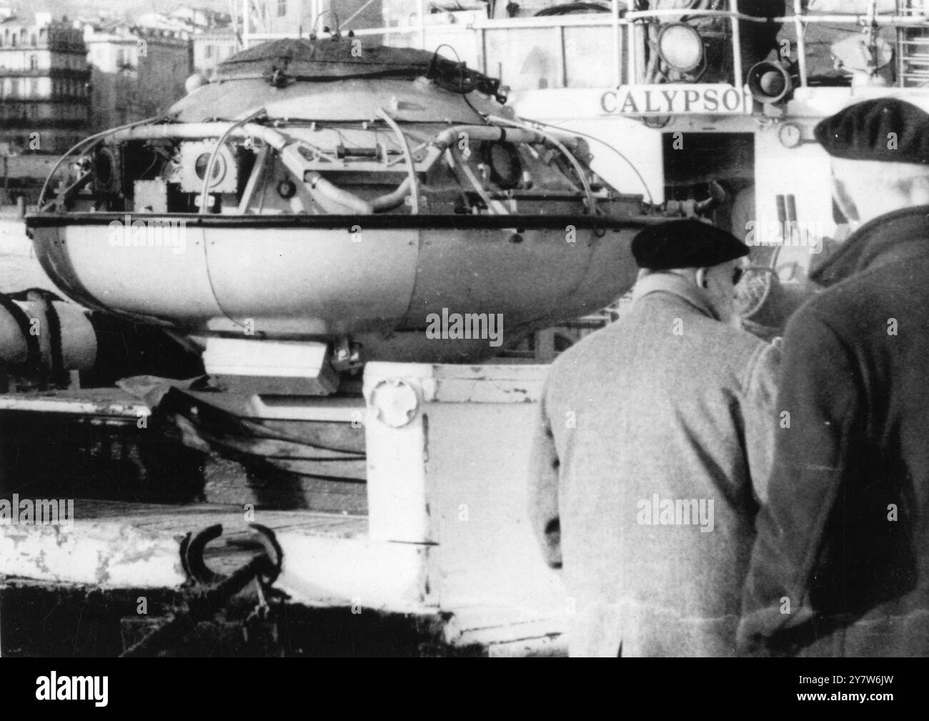 Dans le port de Nice, le commandant Jacques-Yves Cousteau ' soucoupe plongeante ' est déjà à bord du navire laboratoire ' Calypso ' qui doit partir pour la mer Rouge lundi 25 février . Le ' saucher plongeur ' fera partie du ' village sous-marin ' que le commandant Cousteau entend y créer le .21 février 1963 Banque D'Images