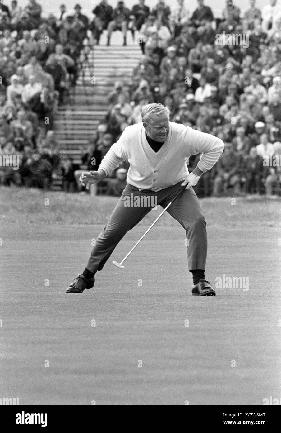 Carnoustie , Ecosse : Jack Nicklaus des Etats-Unis veut à la maison son putt pour un aigle trois au 14ème trou lors de la troisième manche de l'Open Golf Championship . À la fin de la ronde Nicklaus était à la quatrième place quatre coups derrière le leader Billy Casper , également des États-Unis qui a un total de trois tours du 214 .13 juillet 1968 Banque D'Images