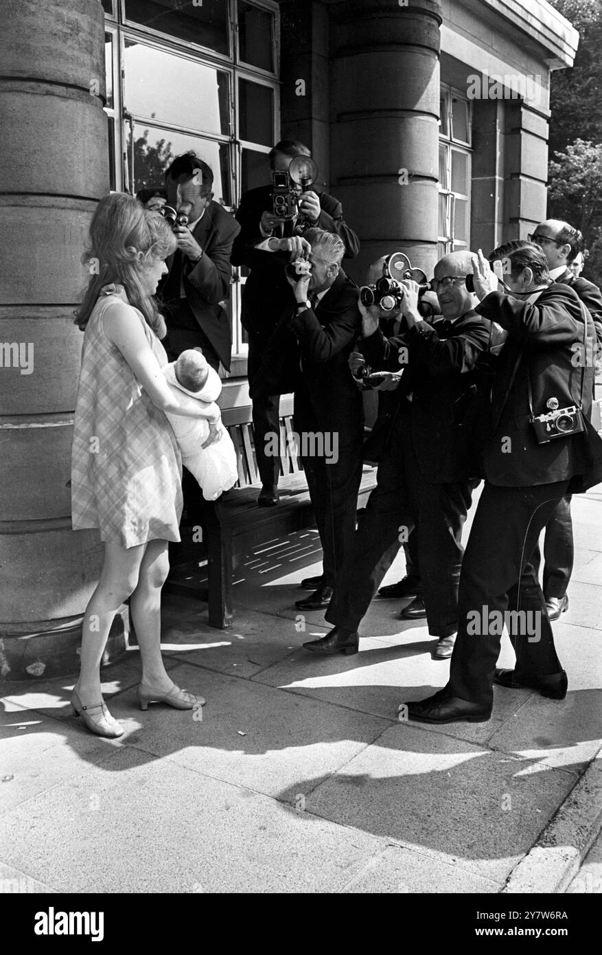 PREMIER APPEL PHOTO Londres : en cours de son premier appel photo ici, Jason est le fils récemment né du batteur des Beatle Ringo Starr et de sa femme Maureen, qui est vu quitter l'hôpital Queen Charlottes, Hammersmith, Lodnon, aujourd'hui. Le bébé, le deuxième fils du couple, est né à l'hôpital le 19 août. Pendant ce temps, le père du bébé assiste actuellement à une méditation transcendantale menée à Bangor, au nord du pays de Galles par le mystique himalayen Maharishi Mahesh Yogi. Banque D'Images