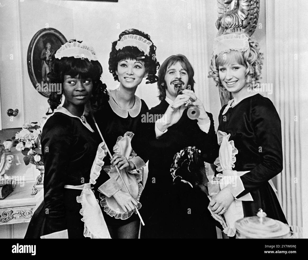 LES FILLES DE RINGO Twickenham, Angleterre : Ringo Starr fait ses débuts majeurs d'acteur face à Peter Sellers dans 'The Magic Christian' de Commonwealth United en tournage aux studios de Twickenham. Assignés à surveiller Ringo dans le film sont les trois 'Nifties' (un terme donné par le romancier Terry Southern). Après avoir interviewé plus de 200 aspirantes actrices, les producteurs du film ont sélectionné Monica Walters (à gauche), Lena Ho (au centre) et Polly Williams (à droite). Quelle fille ne voudrait pas jouer face à Ringo dans le film ? Il apparaît comme le fils adoptif de l'homme le plus riche du monde. 16 mars 1969 Banque D'Images