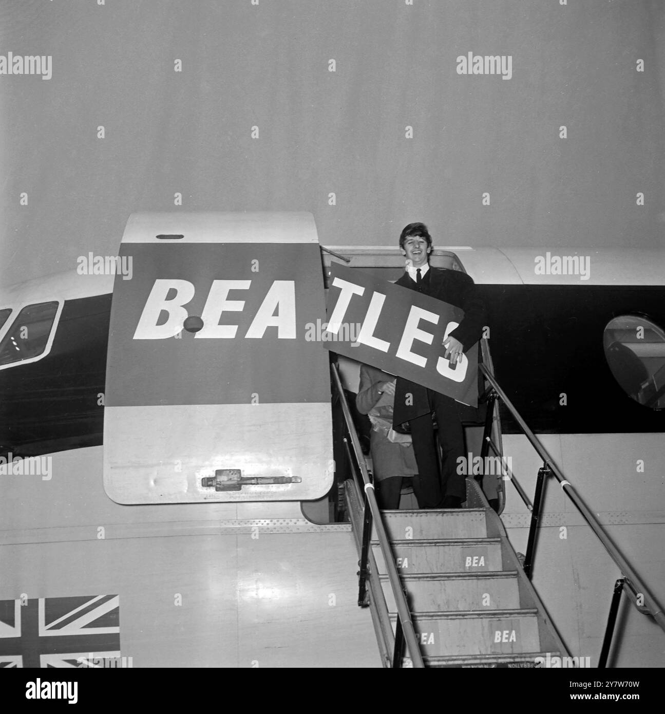 Une « PAUSE » POUR LES BEATLES de Londres : ce fut une « pause » pour les Beatles de plusieurs façons, car Ringo Starr, un Beatle manquant, affiche un tableau pour rejoindre les initiales du BEA pour épeler le nom du groupe désormais célèbre à l'aéroport de Londres cet après-midi. Ringo, batteur du groupe de chant pop Merseyside, s’envolait pour Paris pour rejoindre ses collègues. Hier, il était dans le brouillard à Liverpool alors qu'il aurait dû voler avec ses compagnons Beatles à Paris, et un engagement au Music-hall le plus célèbre de France - l'Olympia. 15 janvier 1964 Banque D'Images