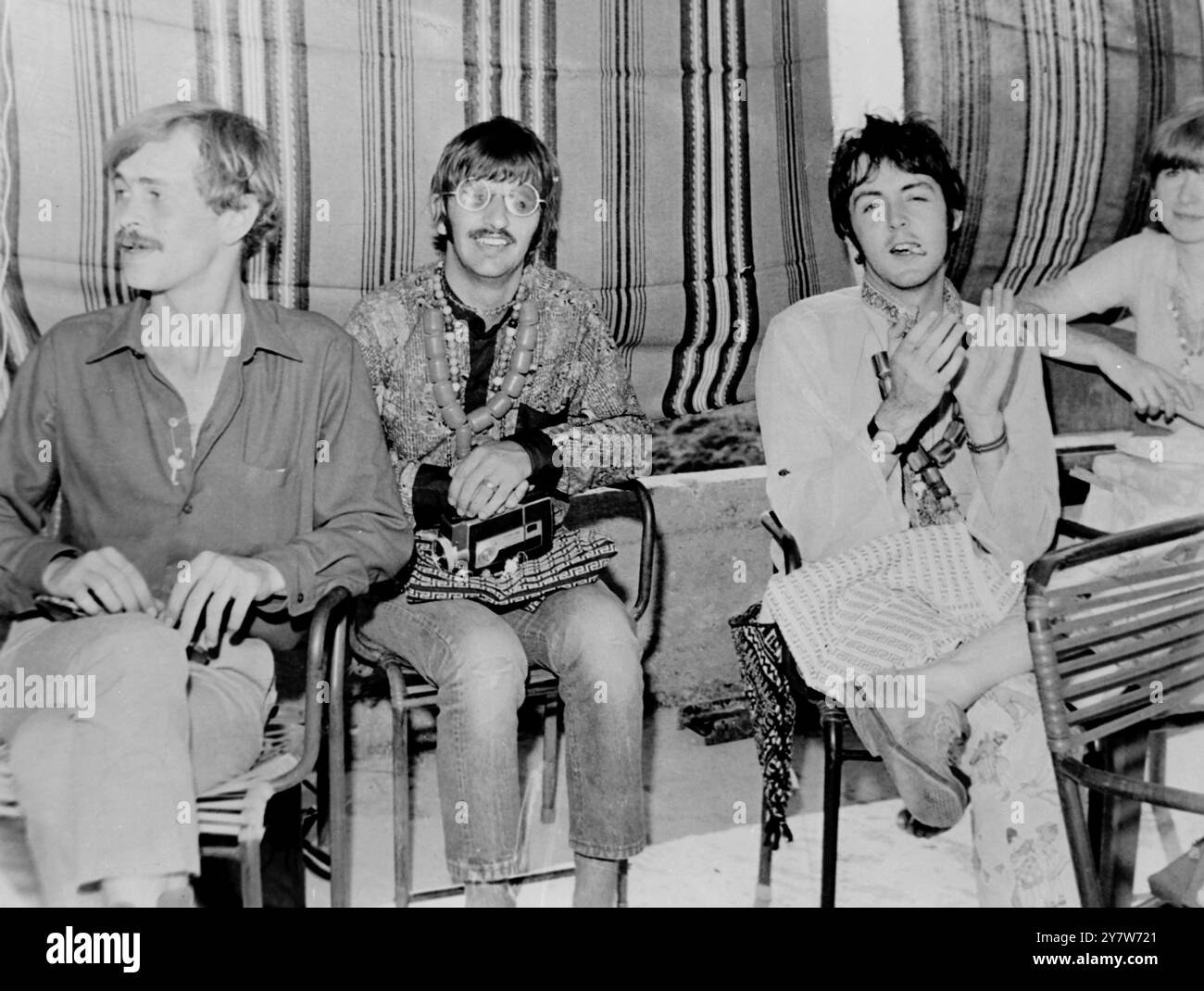 LES BEATLES EN GRÈCE Itea, Grèce : L'architecte grec M Zacharakis (à gauche) vu avec les Beatles Ringo Starr (au centre) et Paul McCartney vu regarder danser le folklore grec ici dimanche. Les quatre Beatles - les deux autres sont gorge Harrison et John Lennon - ont été réunis en Grèce ce week-end. Ils étaient en Grèce pour se détendre, et ont évité la publicité. 25 juillet 1967 Banque D'Images