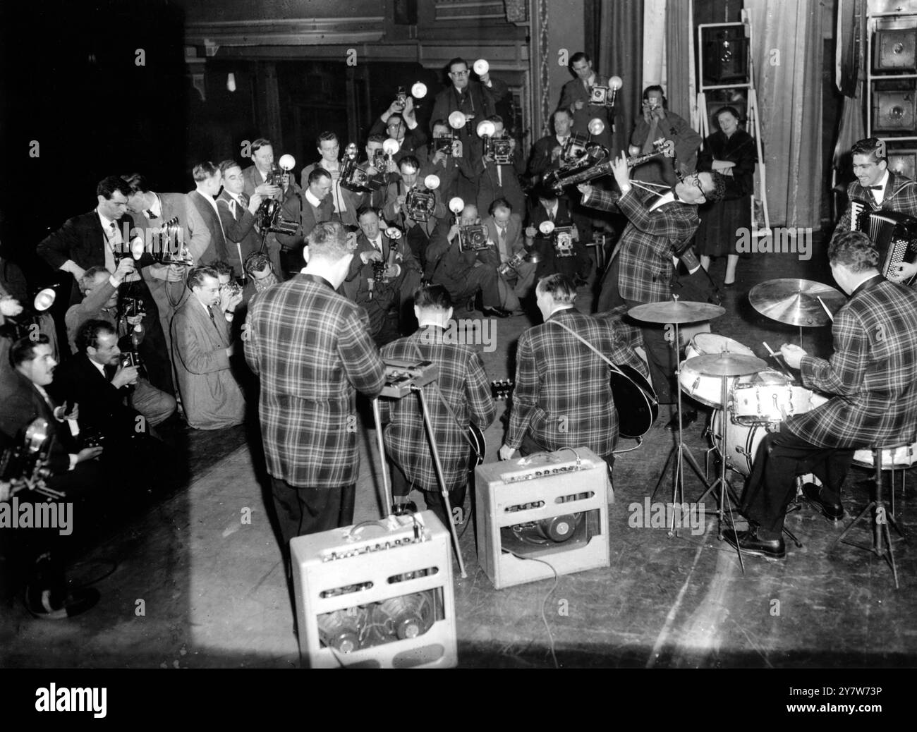 Bill Haley , qui est à l'origine du rock 'n' roll est arrivé à Londres et est vu répéter avec son groupe au Dominion Theatre dans le West End de Londres pour leur apparition Openig ce soir. Les photos montrent : Bill Haley (troisième à partir de la gauche) et ses Comets font face à une batterie de caméras lors de leur répétition au Dominion cet après-midi. Photographié par Stuart Heydinger le 6 février 1957 Londres Banque D'Images