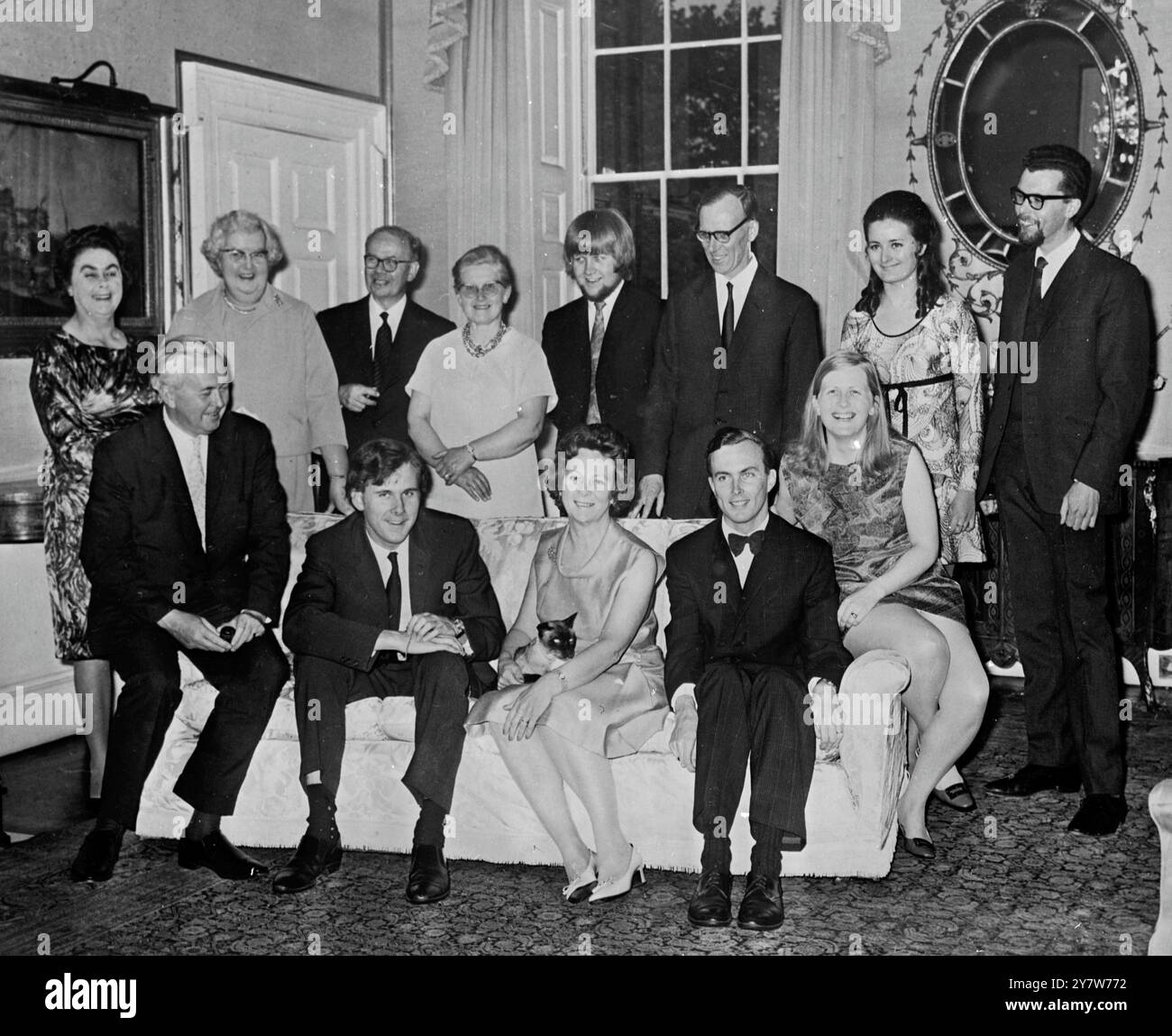 Giles Wilson, fils cadet du premier ministre britannique Harold Wilson, a célébré son 21e anniversaire avec une fête au No10 Downing Street, Londres, le 10 mai 1969. Vu ici à la fête dans un groupe familial marquant une autre étape dans l'album familial sont LtoR sur canapé : Mr Harold Wilson ; Giles Wilson ; Mrs Mary Wilson, avec le chat Nemo sur ses genoux ; Robin Wilson, le fils aîné du premier ministre, et sa femme, anciennement Joy Crispin. Debout LtoR : Mme Baldwin, un parent de Mme Wilson ; Mlle Marjorie Wilson ; M. Crispin et sa femme parents de Mme Robin Wilson ; Peter Crispin, leur fils ; Professeur Clifford Baldwin ; Mlle Banque D'Images