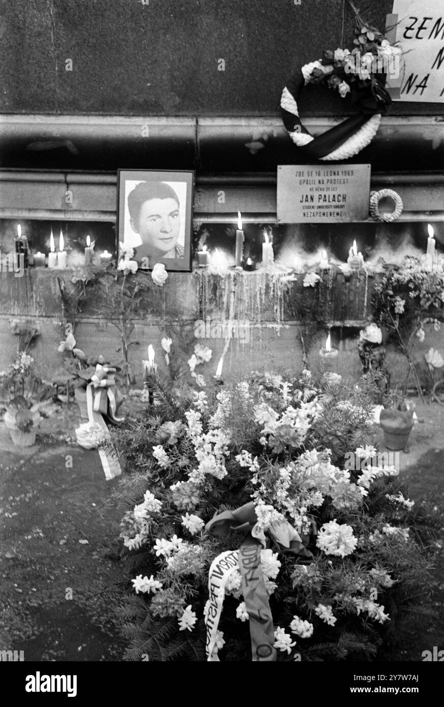 Prague : le monument de la place Venceslas est devenu le point focal des Tchèques pleurant la mort de Jan Palach, étudiant de 21 ans, mort après s'être incendié il y a une semaine pour protester contre l'occupation russe . Des bougies et des fleurs entourent une photographie de Palach et une inscription relative à sa mort le .22 janvier 1969 Banque D'Images