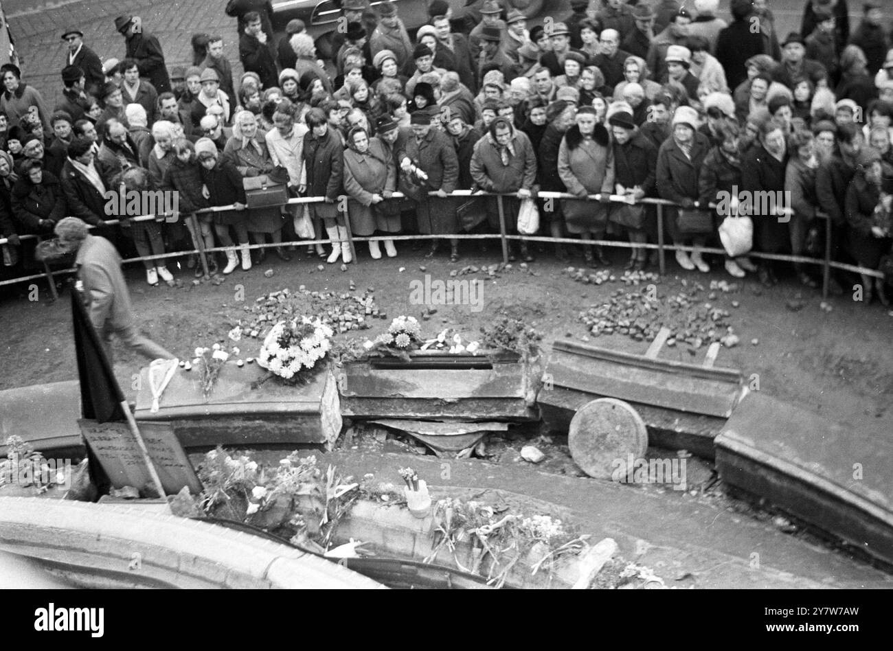 Prague : le monument de la place Venceslas est devenu le point focal des Tchèques pleurant la mort de Jan Palach, étudiant de 21 ans, mort après s'être incendié il y a une semaine pour protester contre l'occupation russe . Des bougies et des fleurs entourent une photographie de Palach et une inscription relative à sa mort le .22 janvier 1969 Banque D'Images