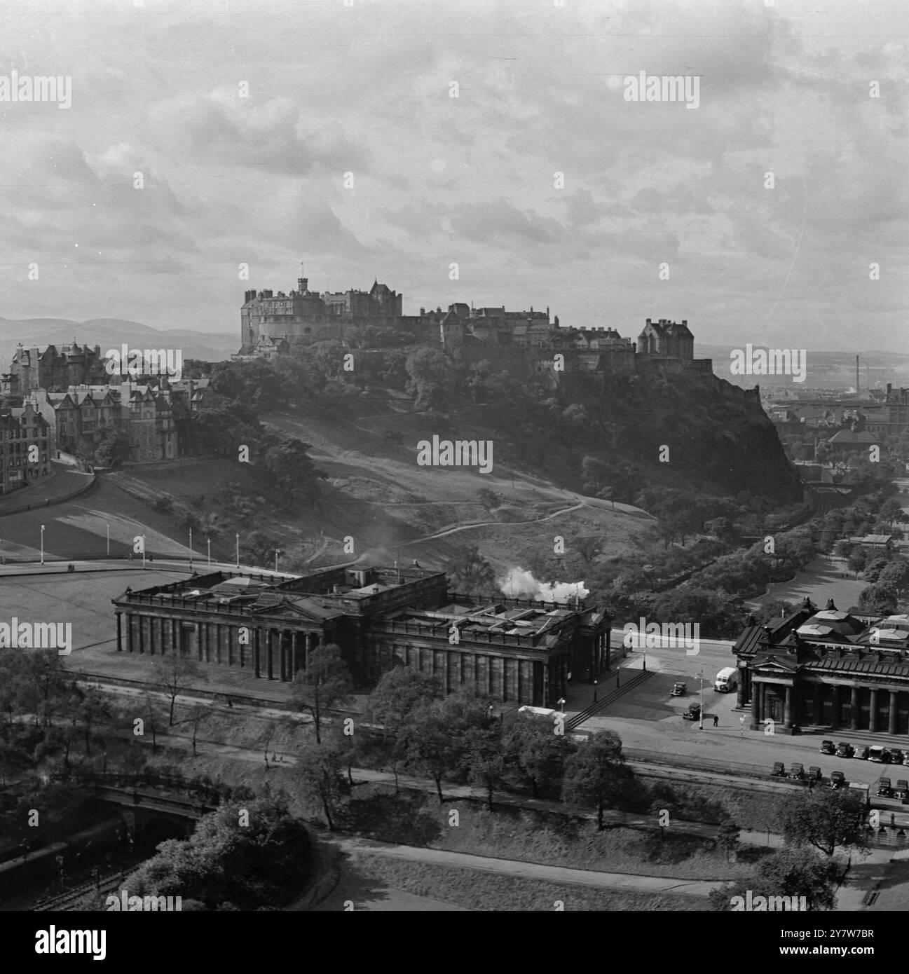 Edimbourg , Écosse - 1950 Château d'Edimbourg avec la Royal Academy et Princes Street Gardens au premier plan. Banque D'Images