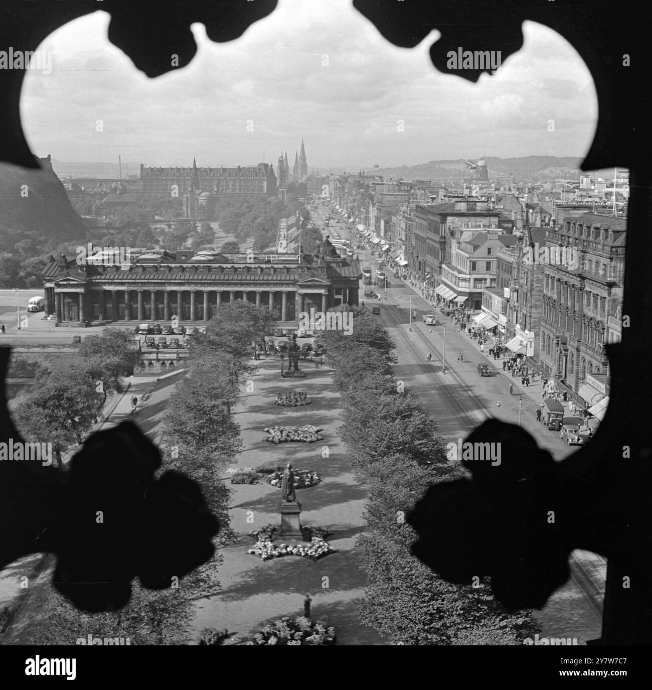 Edimbourg, Écosse - 1950Une vue aérienne depuis le monument écossais montrant Princes Street , la National Gallery , Princes Street Gardens et l'hôtel Caledonian. Banque D'Images
