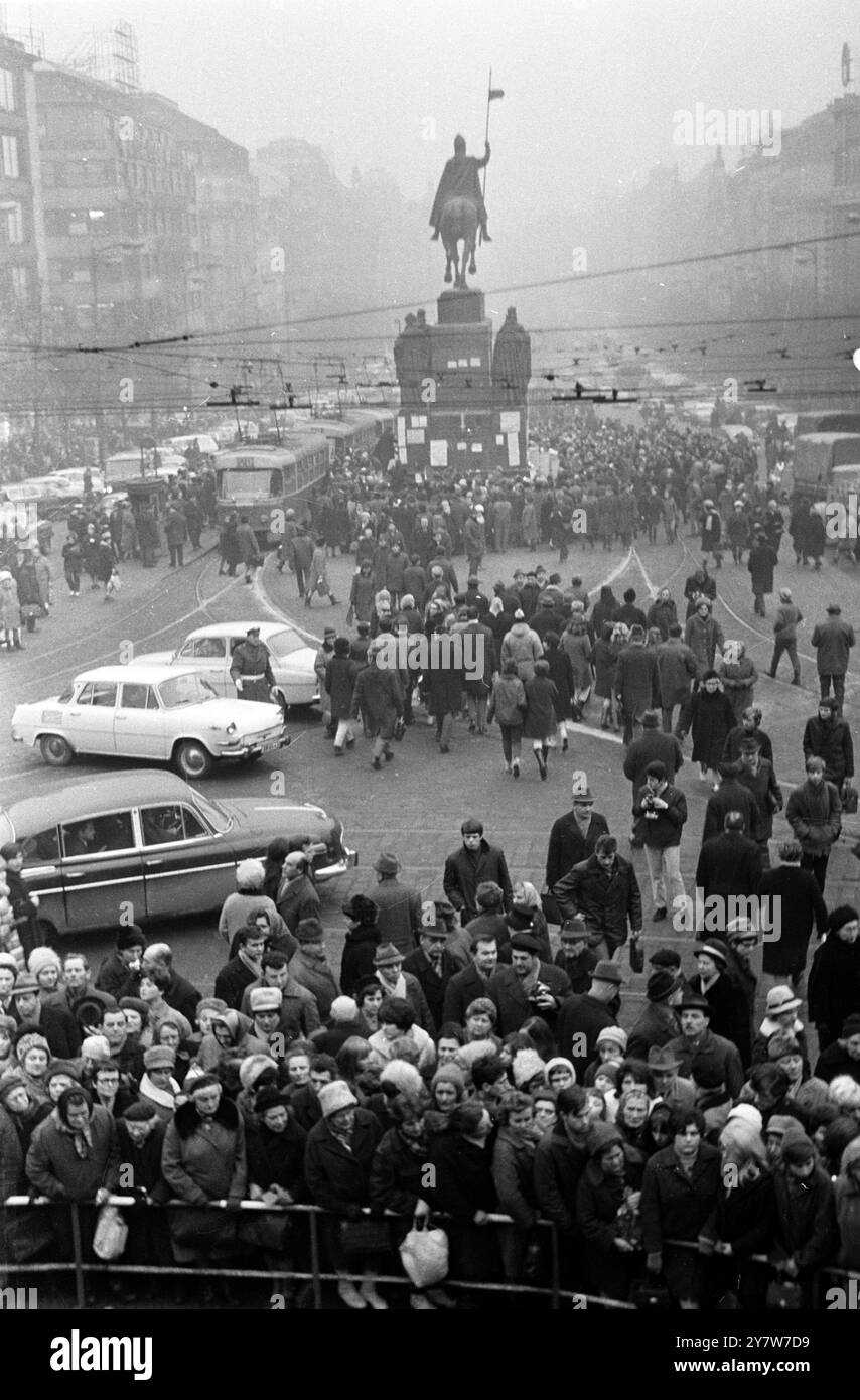 Prague : manifestation commémorative en l'honneur de Jan Palach , l'étudiant de 21 ans mort après s'être incendié pour protester contre l'occupation russe de la Tchécoslovaquie , des milliers de personnes ont afflué sur la place Venceslas qui est devenue un sanctuaire de Palach22 janvier 1969 Banque D'Images