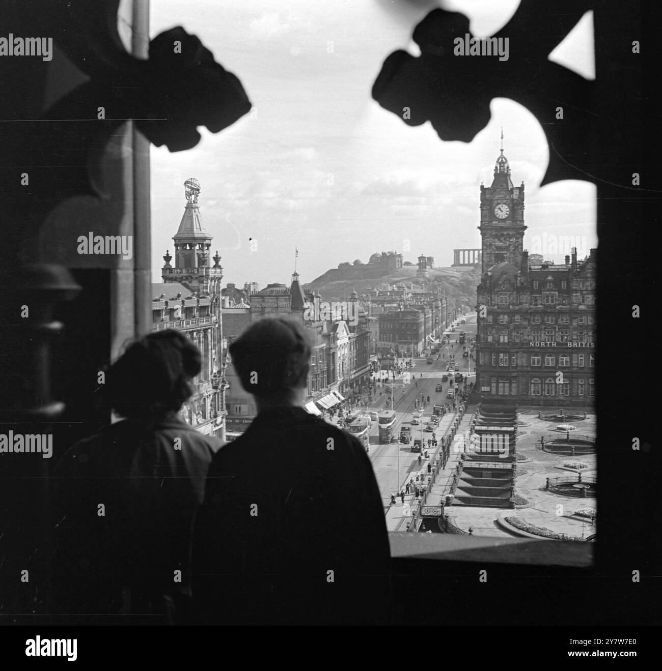Edimbourg , Écosse - 1950Une vue aérienne depuis le monument écossais montrant le Calton Hill et l'hôtel North British Banque D'Images
