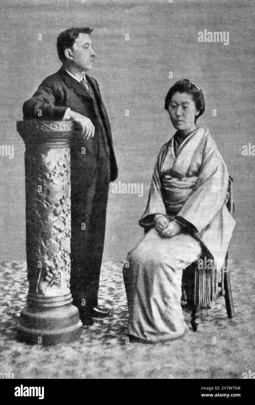 Un auteur et sa femme japonaise qui ont dû inventer une langue pour converser : Lafcadio Hearn et Setsu Koizumi. 'La difficulté du langage était au début insurmontable. Après un certain temps, ils instituèrent le «Hearn San Kotaba», ou langue Hearnian, comme ils l'appelaient, mais à l'époque de Matsue, un interprète devait être employé. 17 février 1912 Banque D'Images