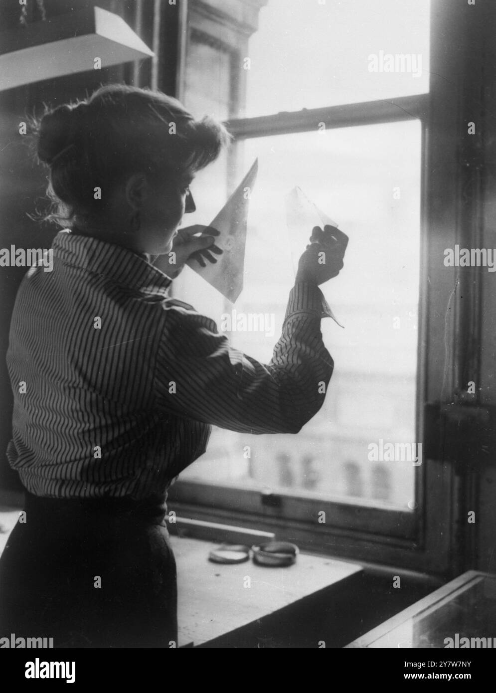 Vitraux pour la cathédrale de Coventry - Jane Ross, de Twickenham, compare deux vitraux. Les combinaisons de couleurs assorties jouent un grand rôle dans l'artisanat. - 8 septembre 1955 Banque D'Images