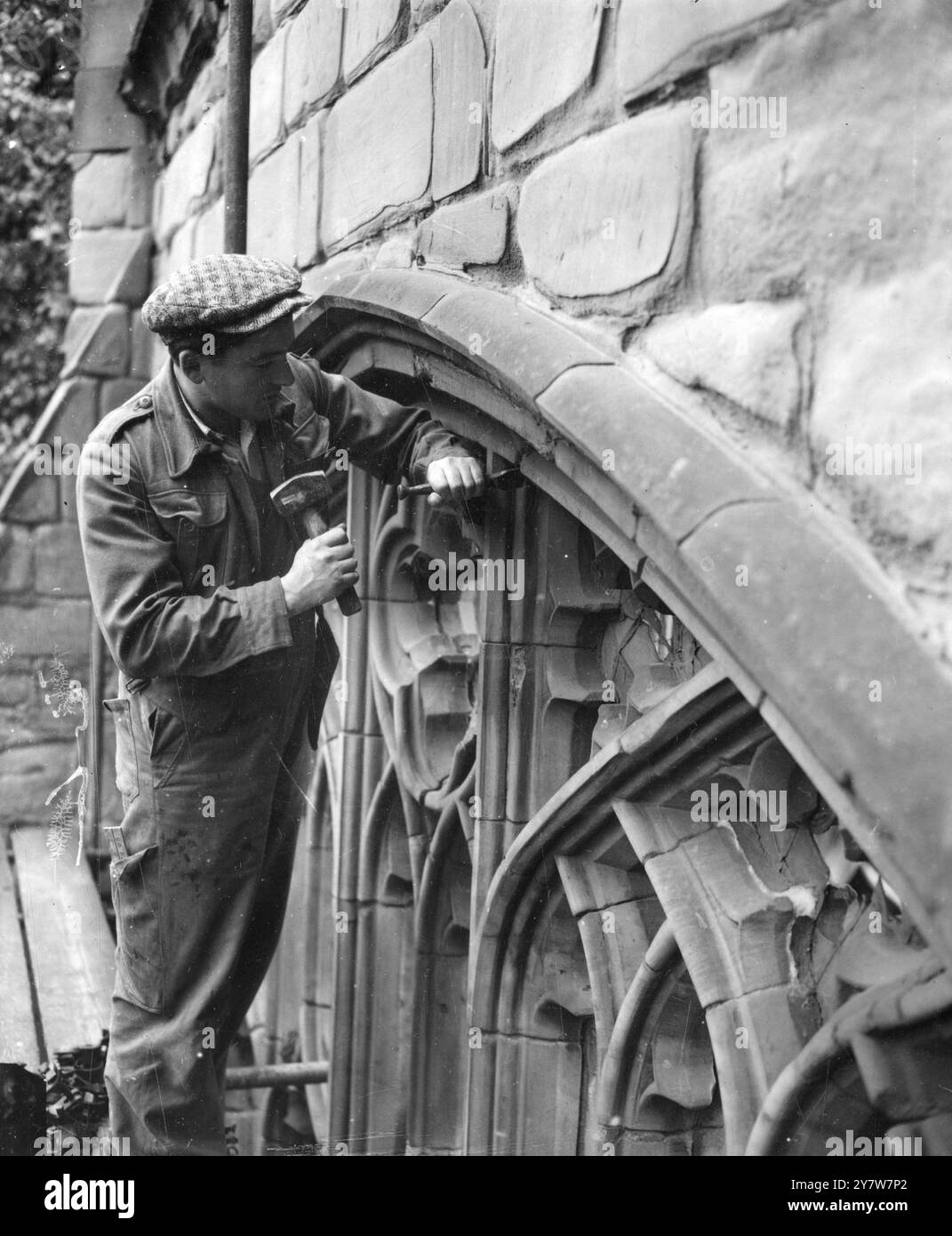 Coventry Cathedral Ancient and ModernStanley Gough, de Birmingham, est engagé dans l'assombrissement d'un joint sur une fenêtre de traçage située dans le mur ouest des ruines bombardées de l'ancienne cathédrale. Septembre 1953 Banque D'Images