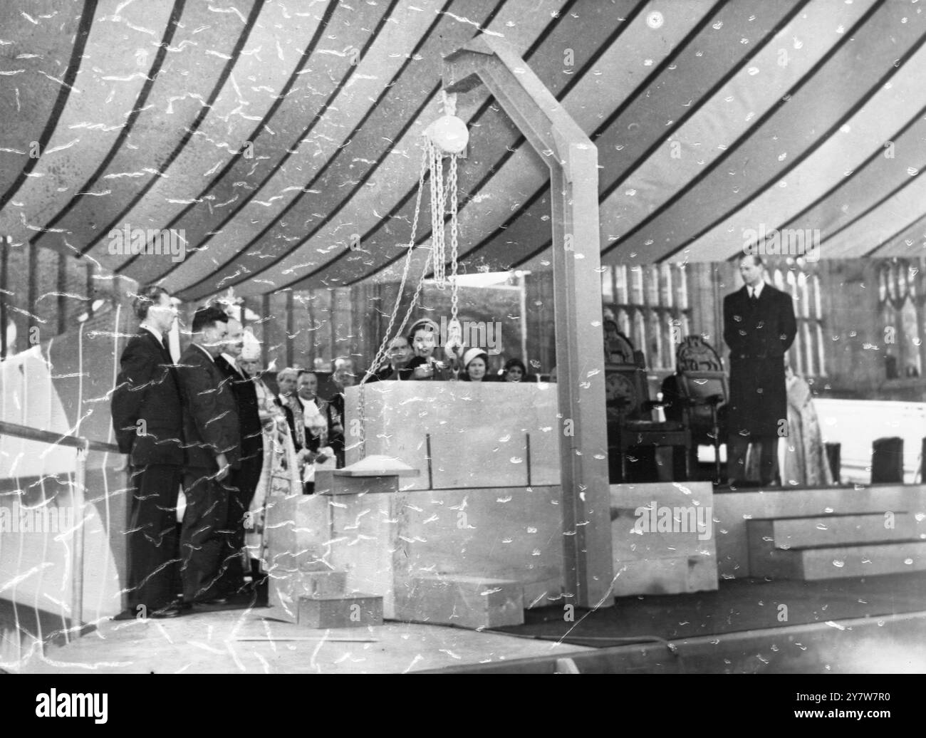 La reine visite la cathédrale de Coventry la reine Elizabeth II pose la première pierre de la nouvelle cathédrale surveillée par le duc d'Édimbourg et le premier ministre Anthony With et son épouse. 24 mars 1956 Banque D'Images