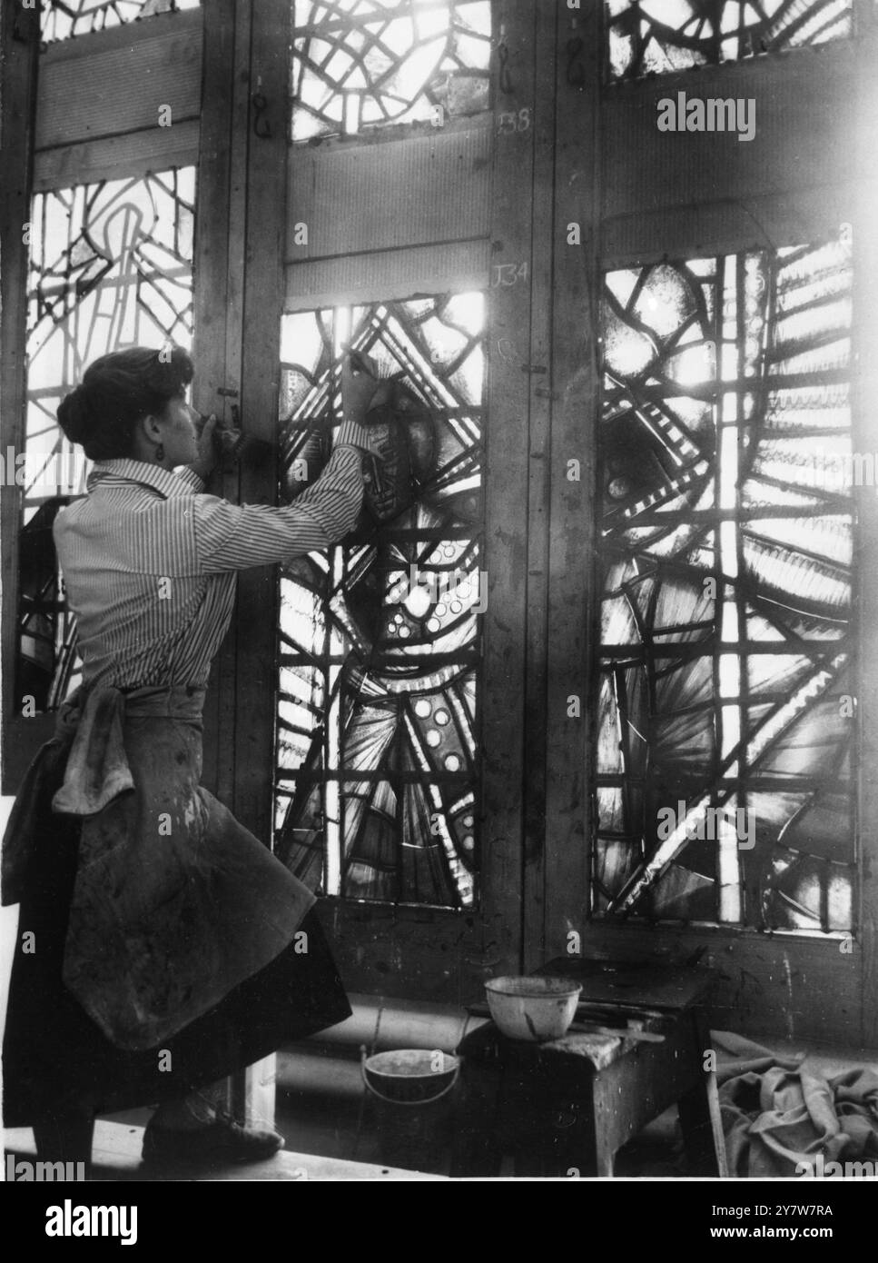 Vitraux pour la cathédrale de Coventry - Jane Ross, de Twickenham, peint un des panneaux qui formera une paire de fenêtres dorées représentant la résurrection. - 8 septembre 1955 Banque D'Images