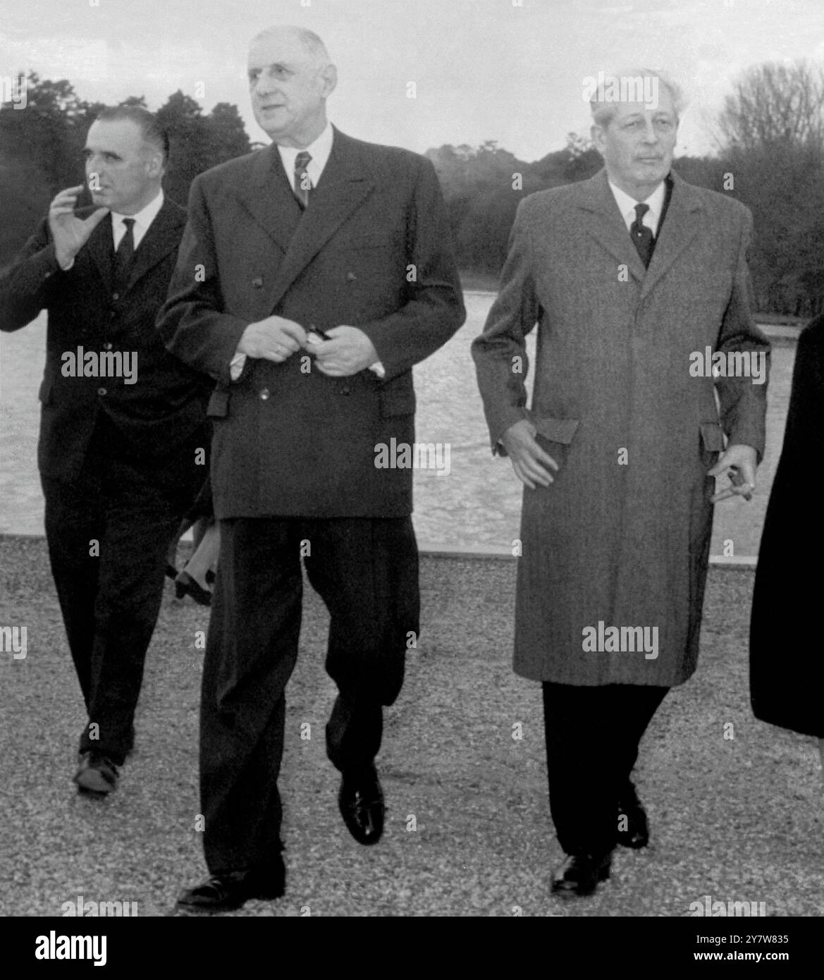 Avec Rambouillet Castle Park en arrière-plan, le premier ministre britannique, M. Harold Macmillan (à droite) fait un Sir Winston Churchill - marche avec des VIP et tient un cigare dans sa main gauche. De gauche à droite se trouvent le premier ministre français Georges Pomidou, le président français Charles de Gaulle et Harold Macmillan. Étaient également présentes Madame de Gaulle et Madame Pompidou. La fête marchait dehors après le déjeuner ici. M. Macmillan est ici pour des discussions et la plupart de ses discussions devraient concerner l'entrée britannique dans le marché commun. 16 décembre 1962 Banque D'Images