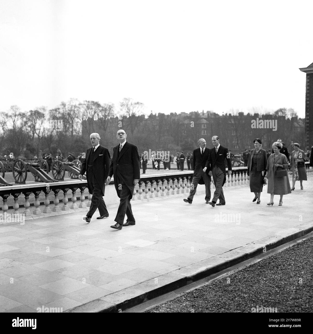 Le président de la République française, le général Charles de Gaulle (à droite), est accompagné du premier ministre britannique, M. Harold Macmillan, à l'entrée de l'hôpital royal de Chelsea, après avoir inspecté la garde d'honneur, pour y assister à un déjeuner. L'hôpital de Chelsea est célèbre pour les soldats âgés et handicapés, Londres, Angleterre.7 avril 1960 Banque D'Images