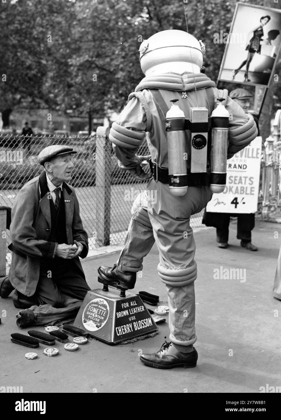 Utilisé comme il est pour des clients de coins étranges du globe, un client d'une autre planète est un révélateur de bouche pour cet homme de cireur surprenant à Leicester Square, Londres, Angleterre. Le costume de vaisseau spatial porté par M. Samuel Haycock a été envoyé à Londres depuis les États-Unis, où il a été utilisé dans la réalisation du film 'destination Moon' le .8 septembre 1950 Banque D'Images