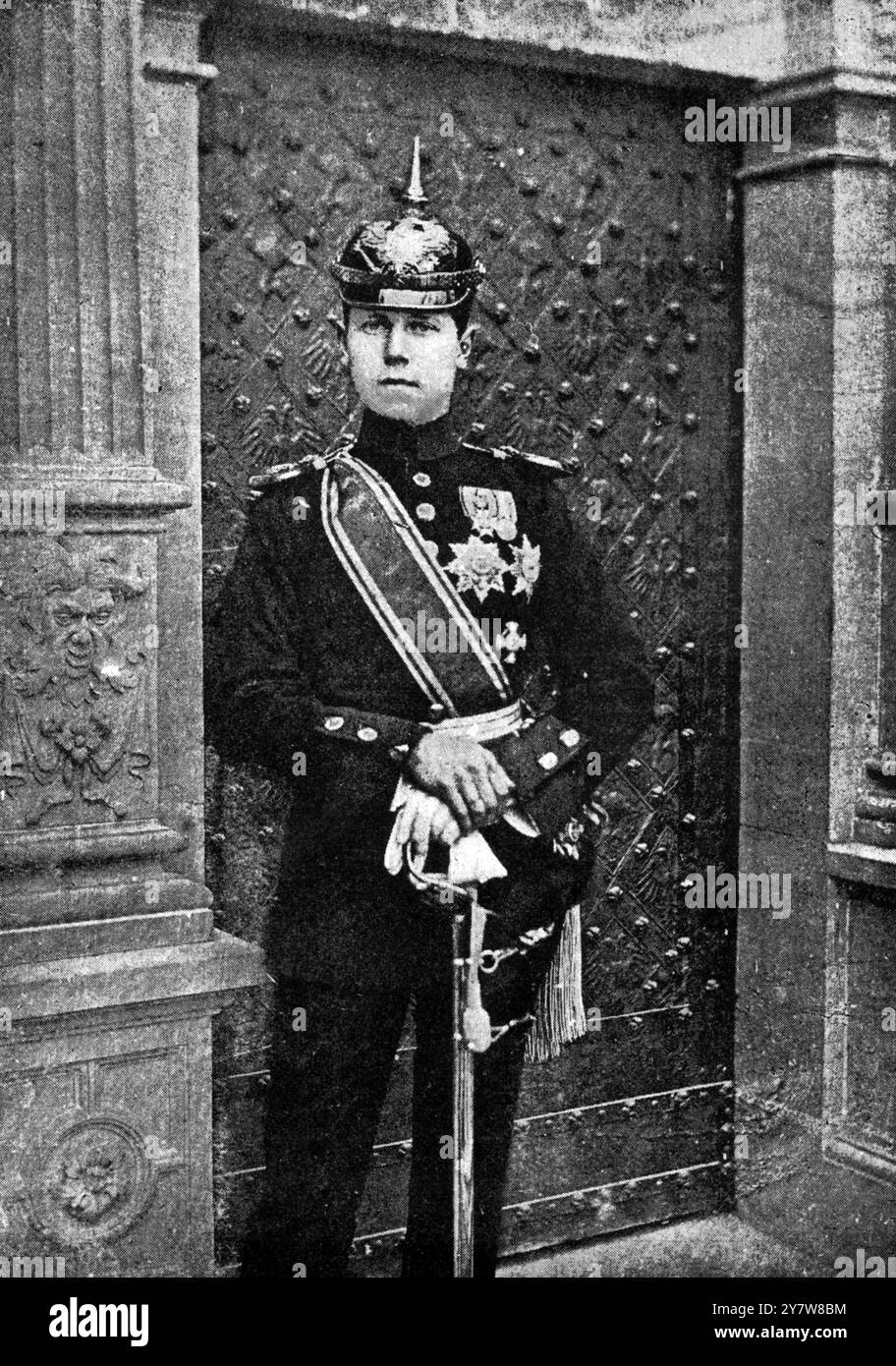 Prince Alfred d'Édimbourg 1893 Alfred, Prince héréditaire de Saxe-Cobourg et Gotha (Alfred Alexander William Ernest Albert ; 15 octobre 1874 – 6 février 1899), était le fils et héritier apparent d'Alfred, Duc de Saxe-Cobourg et Gotha. Il est mort à l'âge de 24 ans dans des circonstances qui ne sont pas encore tout à fait claires. Il était le cousin Germain du roi George V du Royaume-Uni, du Kaiser Guillaume II d'Allemagne et du tsar Nicolas II de Russie Banque D'Images