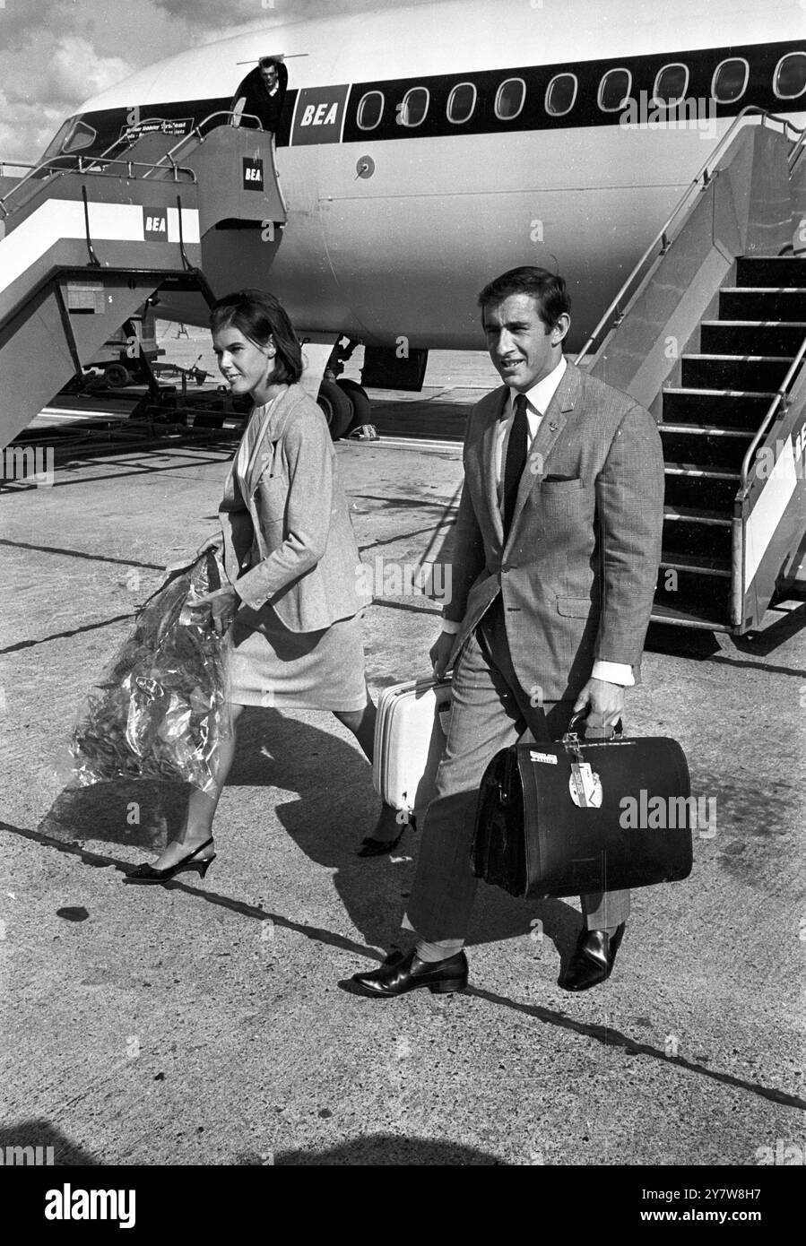 Sur la photo, après leur arrivée à l'aéroport de Londres en provenance de Monaco, le pilote écossais Jackie Stewart et sa femme Helen le .23 mai 1966 Banque D'Images