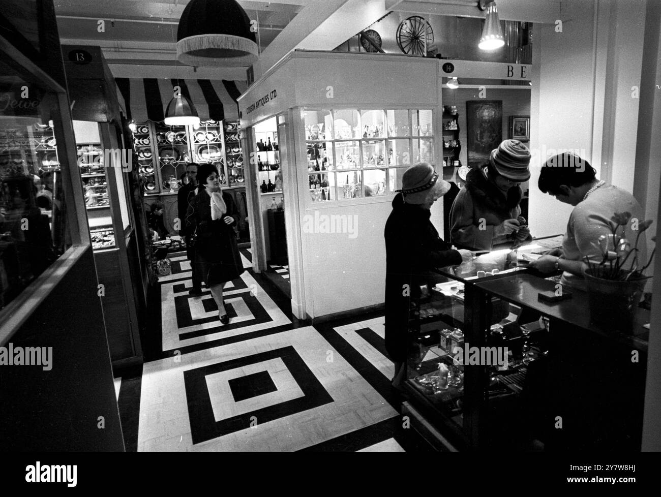 À l'intérieur de l'hypermarché Antique, Kensington High Street, Londres, Angleterre, qui abrite près de 100 magasins et étals. Avec des magasins d'antiquités et des étals ensemble sous un même toit, les gens peuvent facilement se promener en comparant les prix ou en recherchant un article particulier.2 décembre 1967 Banque D'Images À l'intérieur de l'hypermarché Antique, Kensington High Street, Londres, Angleterre, qui abrite près de 100 magasins et étals. Avec des magasins d'antiquités et des étals ensemble sous un même toit, les gens peuvent facilement se promener en comparant les prix ou en recherchant un article particulier.2 décembre 1967 Banque D'Images