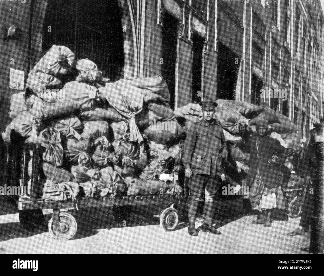 En contact avec les gens à la maison : l'arrivée du courrier australien à Cairo11 mars 1916 Banque D'Images