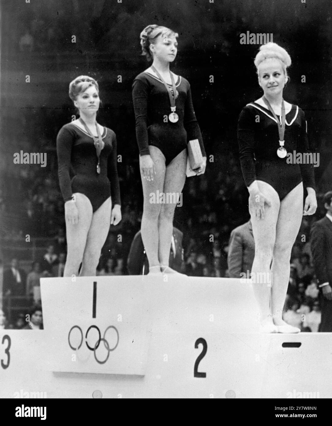 Natalia Kuchinskaya (au centre) de Russie sur le podium de la victoire après avoir remporté la compétition féminine de gymnastique à poutre d'équilibre des Jeux Olympiques de 1968 ici le 25 octobre 1968, Mexico, Mexique. La deuxième place a été Vera Caslavska (à droite), de Tchécoslovaquie, et la troisième place, Larissa Petrik, de Russie. Caslavska et Petrik ont ensuite partagé la médaille d'or pour la compétition d'exercices au sol alors qu'ils étaient à égalité pour la première place.28 octobre 1968 Banque D'Images