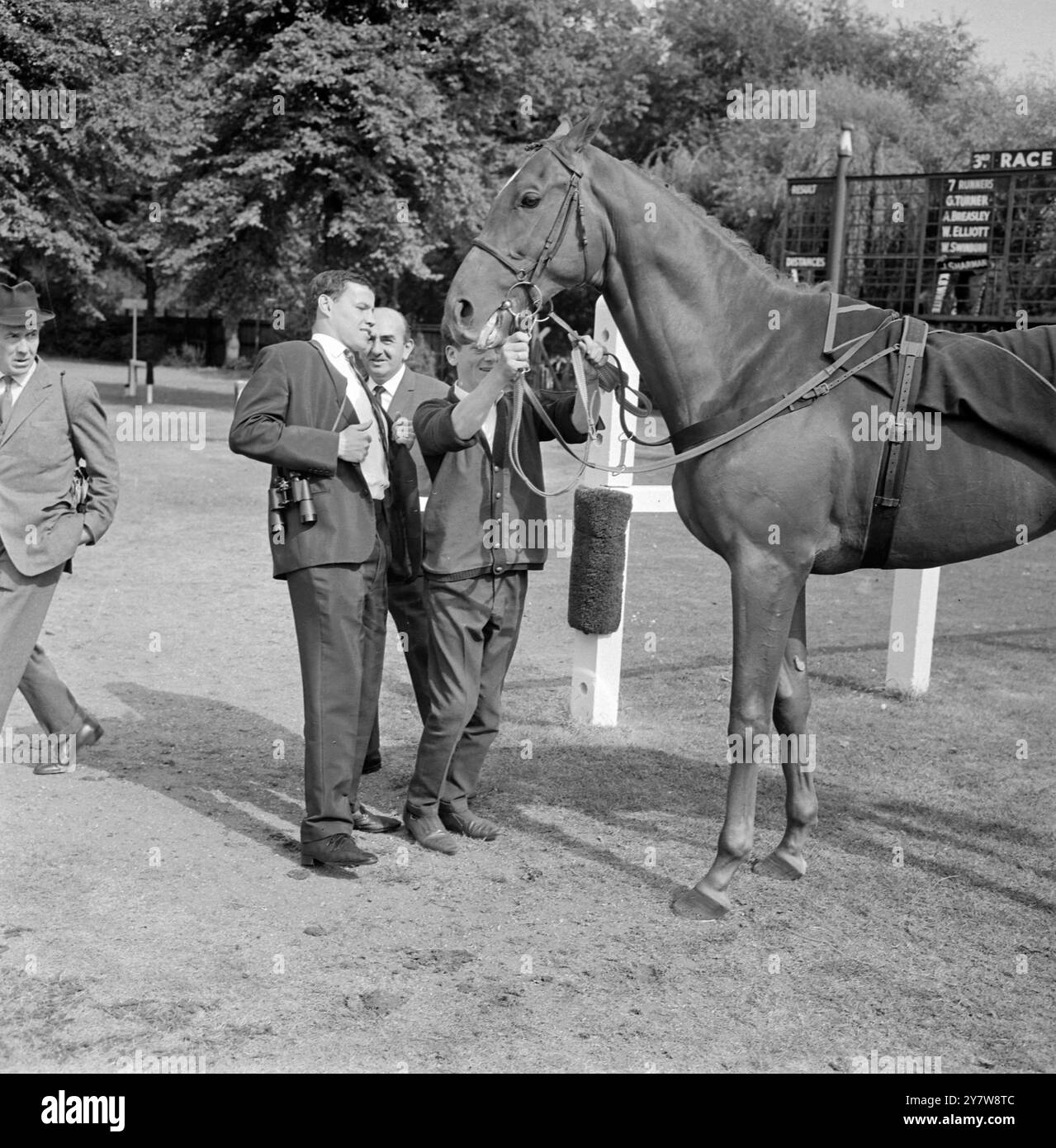 Terry Downes , le boxeur , a rencontré Terry Downes le cheval de course à Windsor . Downes , le boxeur, possède en partie le cheval avec son manager Sam Burns (deuxième elft) et le voit courir à la troisième place dans la Speedy Plate20 août 1964 Banque D'Images