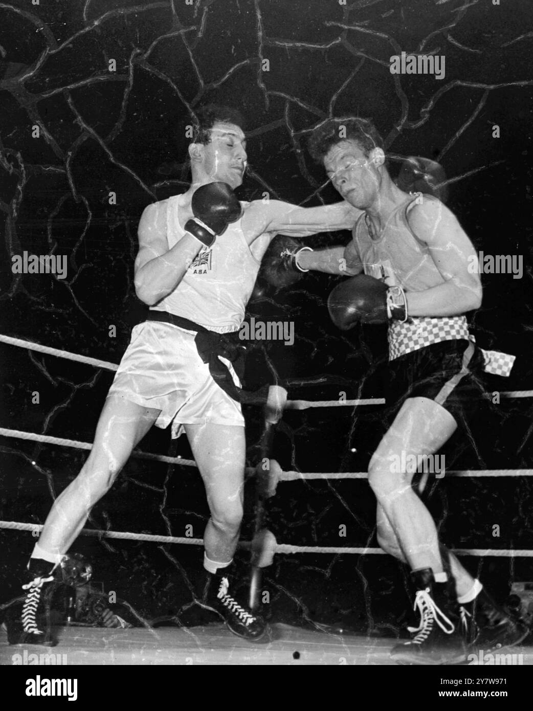 Un échange de coups - qui manquent tous les deux - entre Nicky Gargano ( à droite ), de Covent Garden, ABC, Londres et T Gill, de l'Army BA lors de leur concours de poids lourds. Dans les championnats de l'Association de boxe amateur à la Wembley Arena. Gargano a été le vainqueur au point.27 avril 1956 Banque D'Images