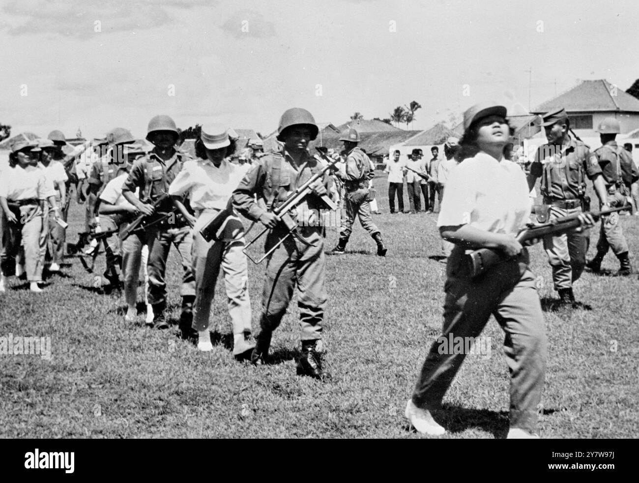 Les deux professions les plus anciennes du monde - la guerre et la prostitution - se sont unies, comme le montre cette photo récente. À Djakarta, l'armée indonésienne a enrôlé 375 ex-prostituées pour l'aider à sa campagne d'écrasement de la Malaisie. Les autorités envisagent de recruter 1500 ex-prostituées de plus en tant que ' volontaires ' pour le corps de volontaires féminins.23 décembre 1964 Banque D'Images