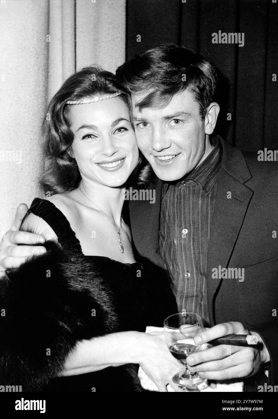 Tout habillé pour la fête de ce soir dans un pub londonien est en place et l'actrice Shirley Ann Field arrive avec Albert Finney habillé de façon décontractée qui pour prouver qu'il est arrivé sur la scène théâtrale et cinématographique fume un gros cigare. Les deux artistes étaient dans la région de Leicester Square pour le lancement de ce nouveau film - l'adaptation à l'écran du BEST-seller phénoménal du romancier Alan Sillitoe, ' samedi soir et dimanche matin '. Hélas pour Albert, il ne pouvait pas rester longtemps à la fête - il a dû partir pour apparaître dans sa pièce actuelle ' Billy Liar ' au Cambridge Theatre.26 octobre 1960 Banque D'Images