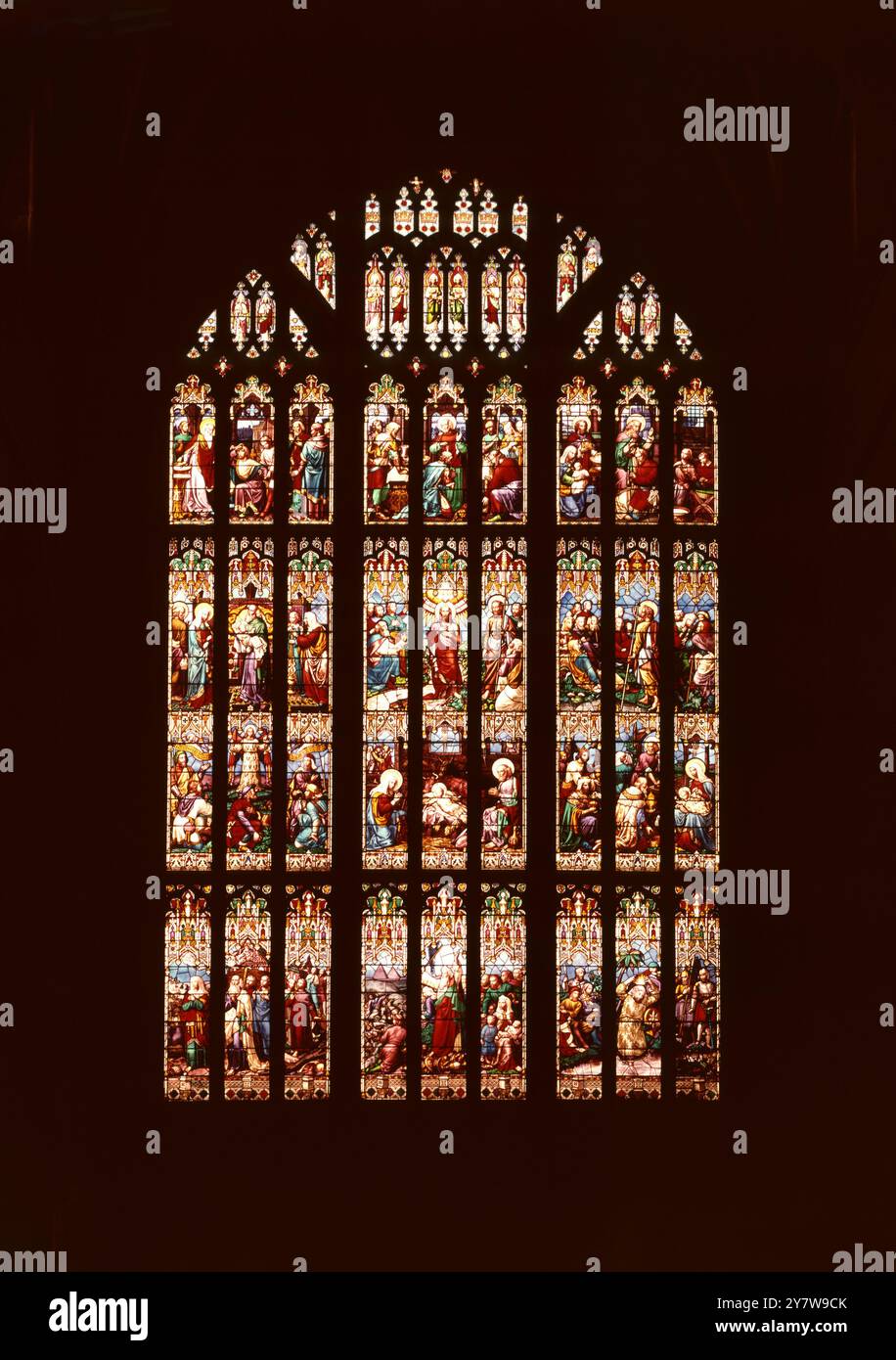 Un vitrail minutieusement détaillé représentant les événements de la vie de Jésus et d'autres histoires religieuses et paraboles : cathédrale d'Ely , Cambrigeshire , Angleterre Banque D'Images