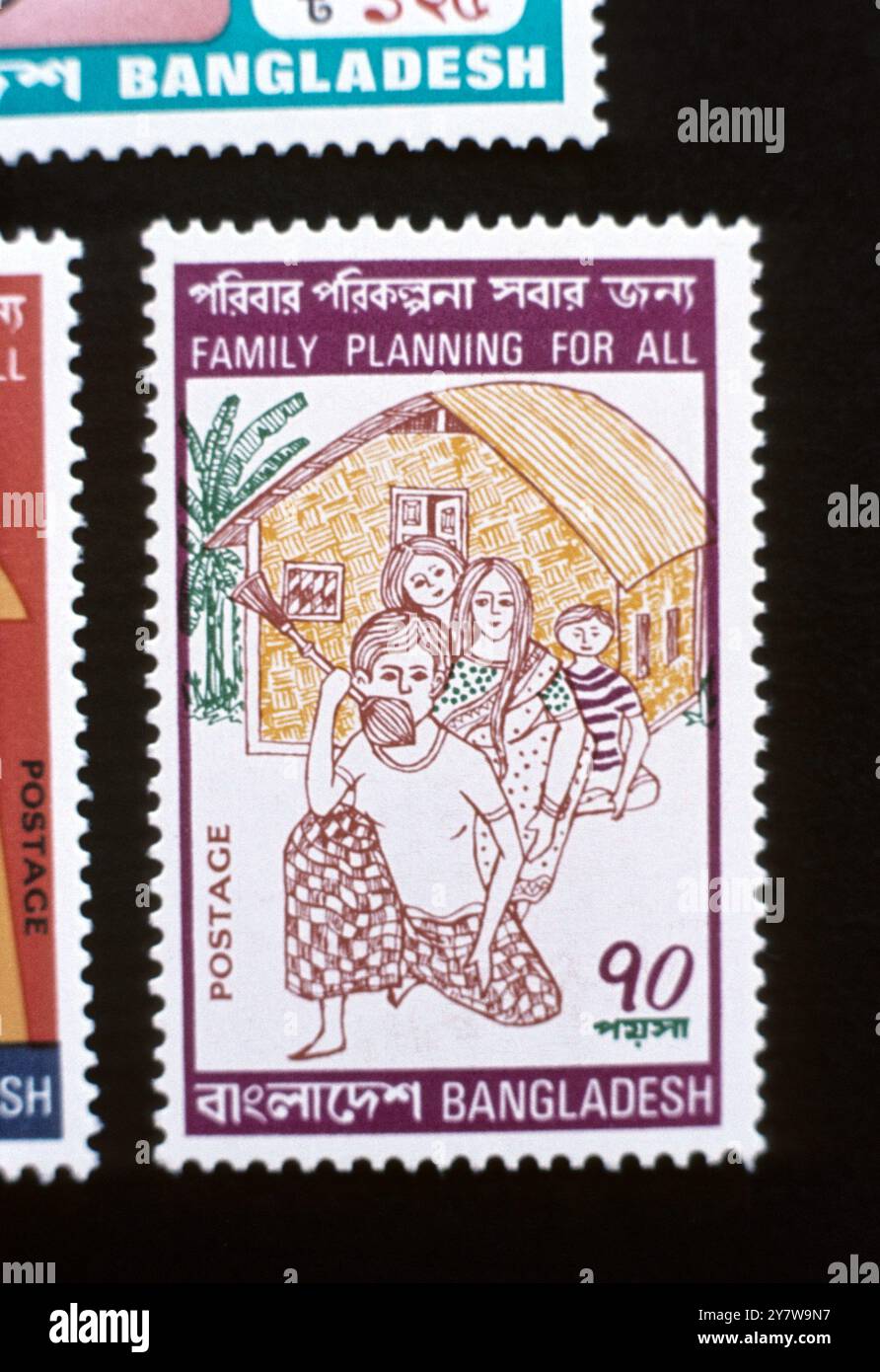 Timbres-poste du Bangladesh promouvant la planification familiale Banque D'Images