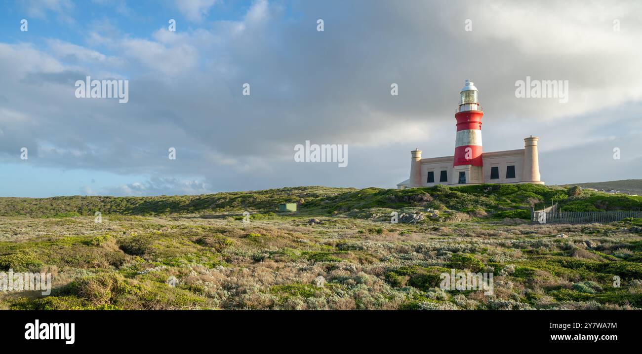 Phare du cap Agulhas, la pointe sud géographique de l'Afrique et le début de la ligne de démarcation traditionnelle entre l'Atlantique et l'O indien Banque D'Images