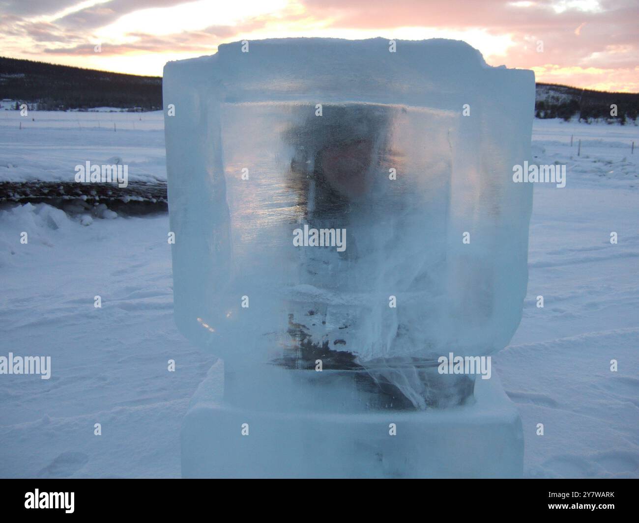 Téléviseur pour l'hôtel Icehotel situé à 200 km au nord du cercle arctique, dans la partie la plus septentrionale de la Suède - en Laponie, terre du peuple Sami, la dernière région sauvage préservée d'Europe. ©TopFoto / Alan Smith Banque D'Images Téléviseur pour l'hôtel Icehotel situé à 200 km au nord du cercle arctique, dans la partie la plus septentrionale de la Suède - en Laponie, terre du peuple Sami, la dernière région sauvage préservée d'Europe. ©TopFoto / Alan Smith Banque D'Images