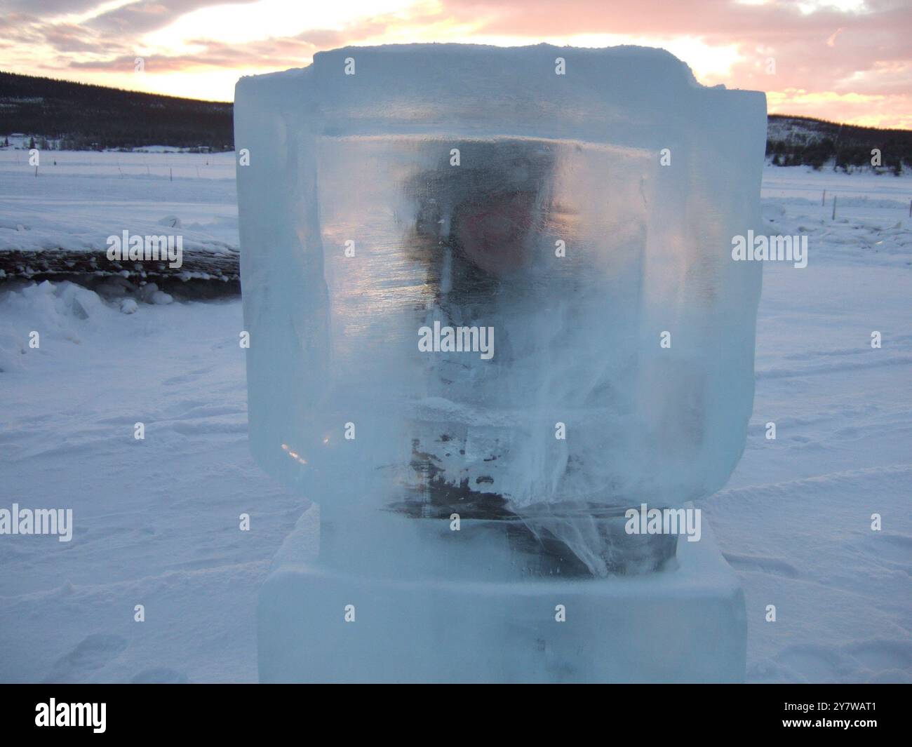 Téléviseur pour l'hôtel Icehotel situé à 200 km au nord du cercle arctique, dans la partie la plus septentrionale de la Suède - en Laponie, terre du peuple Sami, la dernière région sauvage préservée d'Europe. ©TopFoto / Alan Smith Banque D'Images Téléviseur pour l'hôtel Icehotel situé à 200 km au nord du cercle arctique, dans la partie la plus septentrionale de la Suède - en Laponie, terre du peuple Sami, la dernière région sauvage préservée d'Europe. ©TopFoto / Alan Smith Banque D'Images