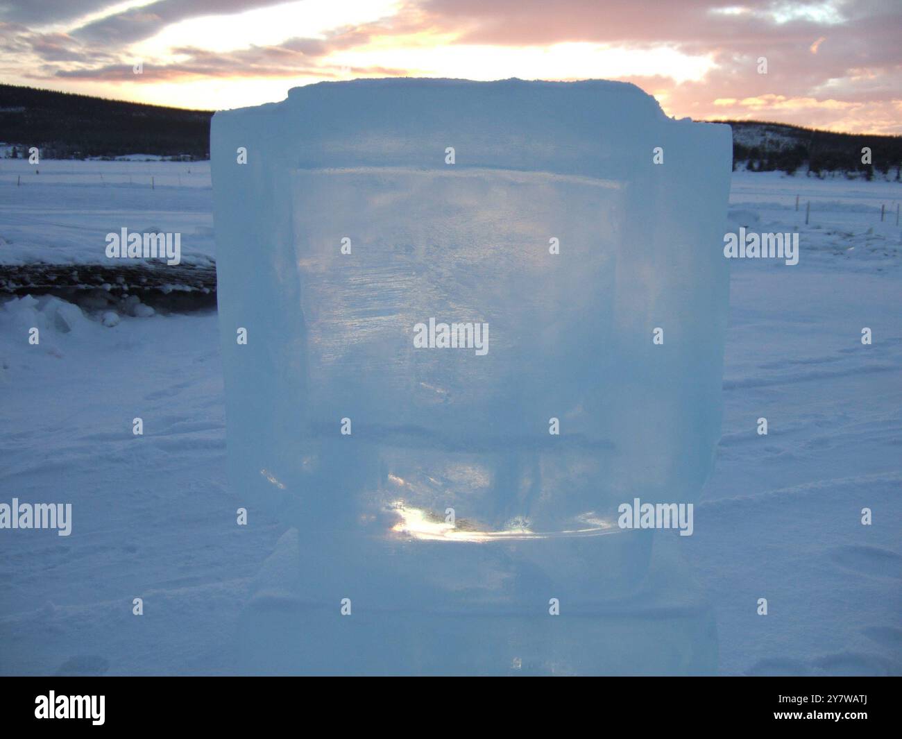 Téléviseur pour l'hôtel Icehotel situé à 200 km au nord du cercle arctique, dans la partie la plus septentrionale de la Suède - en Laponie, terre du peuple Sami, la dernière région sauvage préservée d'Europe. ©TopFoto / Alan Smith Banque D'Images Téléviseur pour l'hôtel Icehotel situé à 200 km au nord du cercle arctique, dans la partie la plus septentrionale de la Suède - en Laponie, terre du peuple Sami, la dernière région sauvage préservée d'Europe. ©TopFoto / Alan Smith Banque D'Images