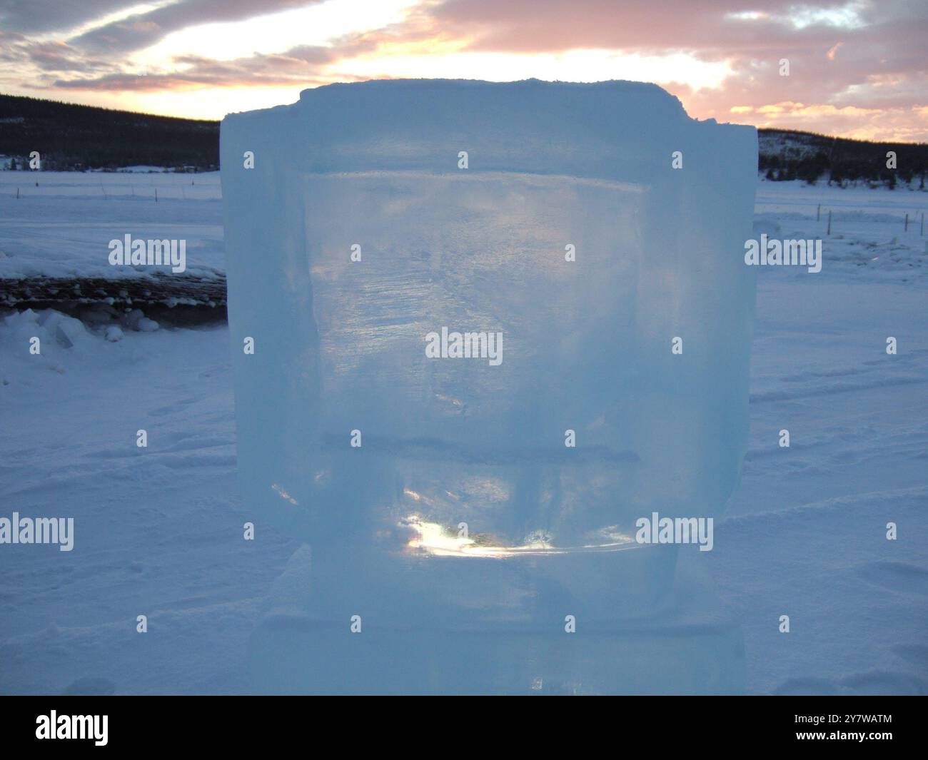 Téléviseur pour l'hôtel Icehotel situé à 200 km au nord du cercle arctique, dans la partie la plus septentrionale de la Suède - en Laponie, terre du peuple Sami, la dernière région sauvage préservée d'Europe. ©TopFoto / Alan Smith Banque D'Images Téléviseur pour l'hôtel Icehotel situé à 200 km au nord du cercle arctique, dans la partie la plus septentrionale de la Suède - en Laponie, terre du peuple Sami, la dernière région sauvage préservée d'Europe. ©TopFoto / Alan Smith Banque D'Images