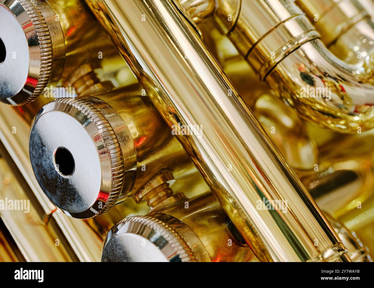 Instrument de musique générique en laiton à valve. Gros plan, fond abstrait de l'industrie musicale. Banque D'Images