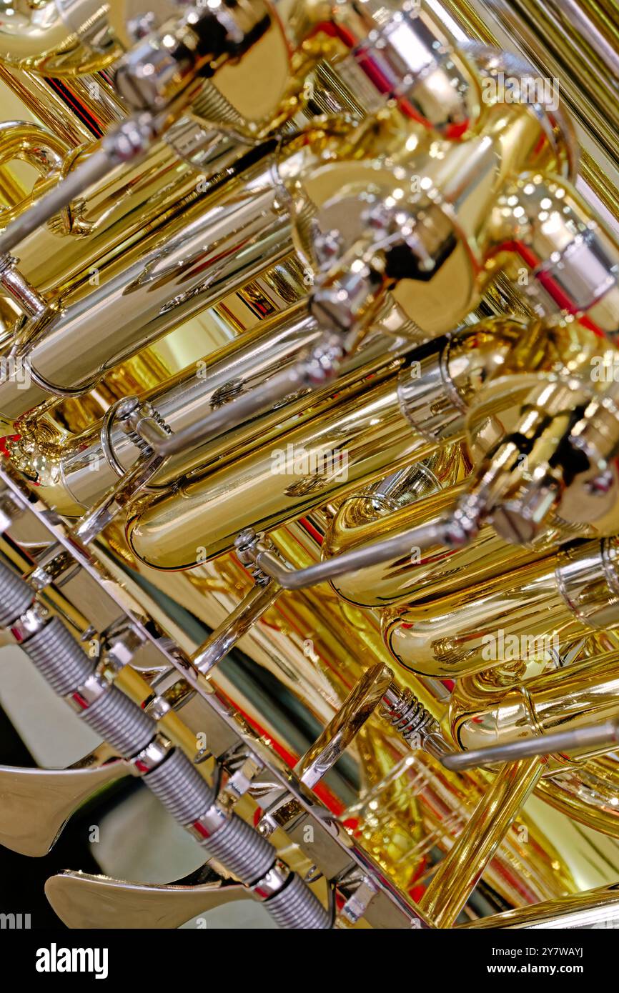 Instrument de musique générique en laiton à valve. Gros plan, fond abstrait de l'industrie musicale. Banque D'Images
